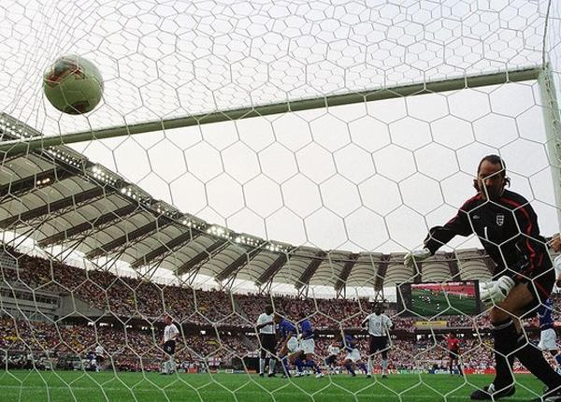 Ronaldinho faz golaço de falta nas quartas de final da Copa de 2002