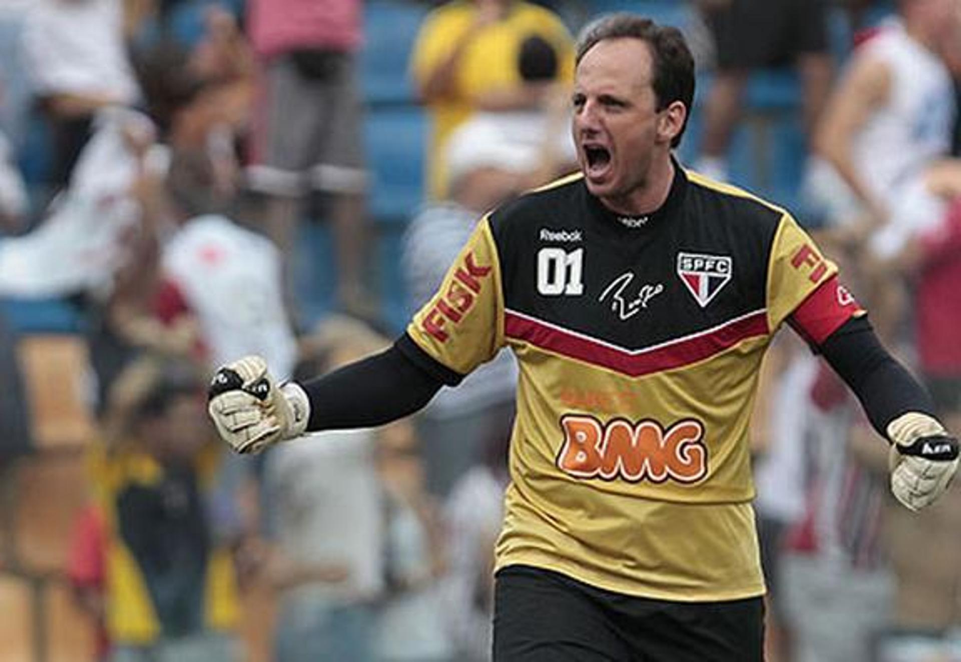 Ceni comemora seu centésimo gol na carreira, marcado sobre o Corinthians