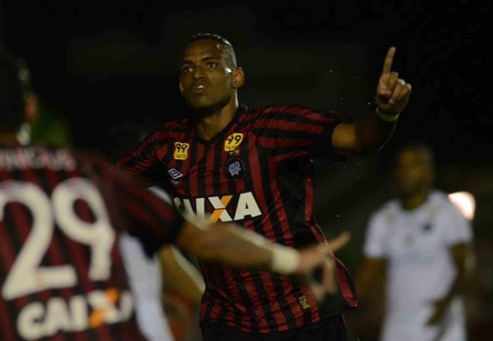 Atacante, que foi titular na estreia, entrou e resolveu a partida no Eco-estádio