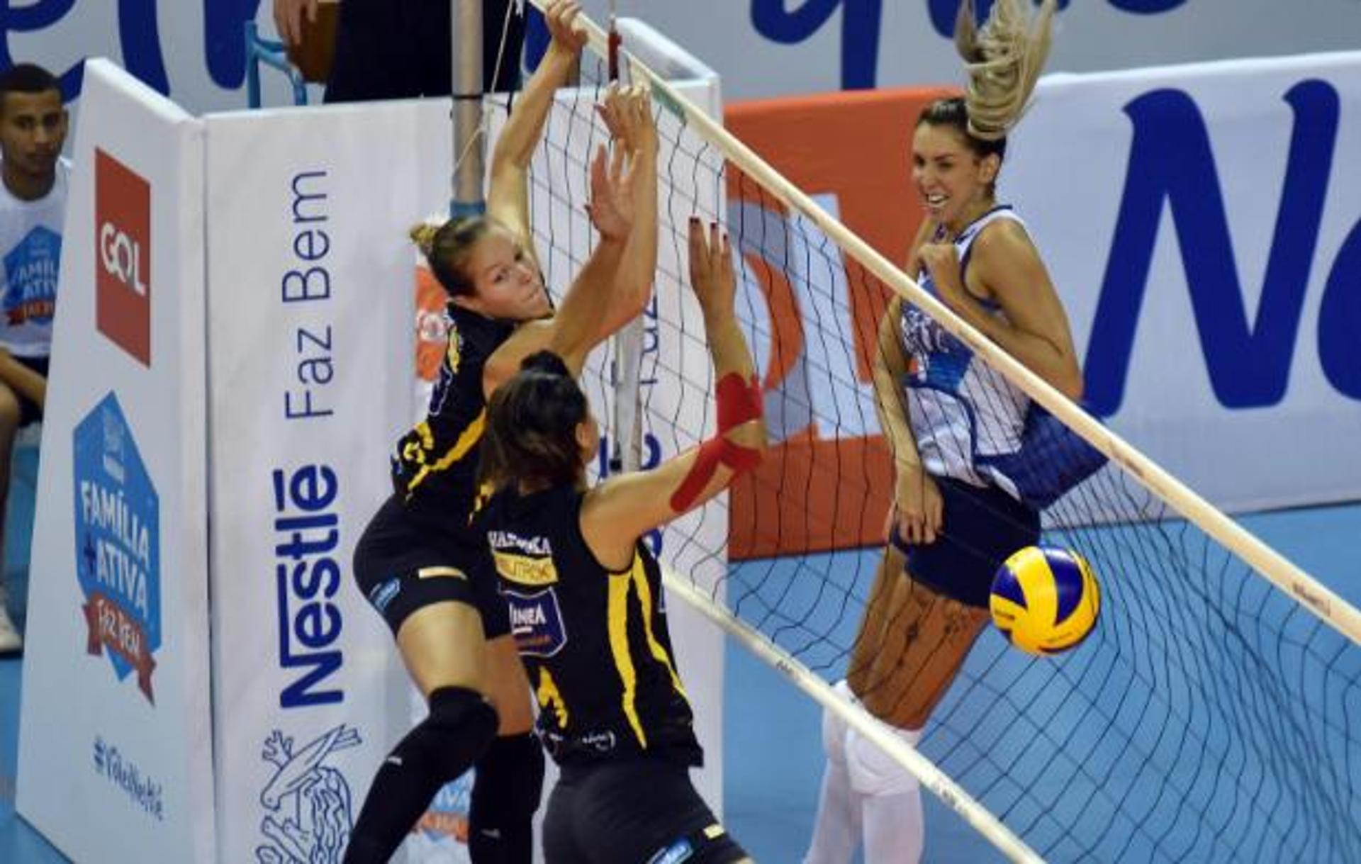 Thaísa no ataque contra o Dentil/Praia Clube  (João Pires/Fotojump )