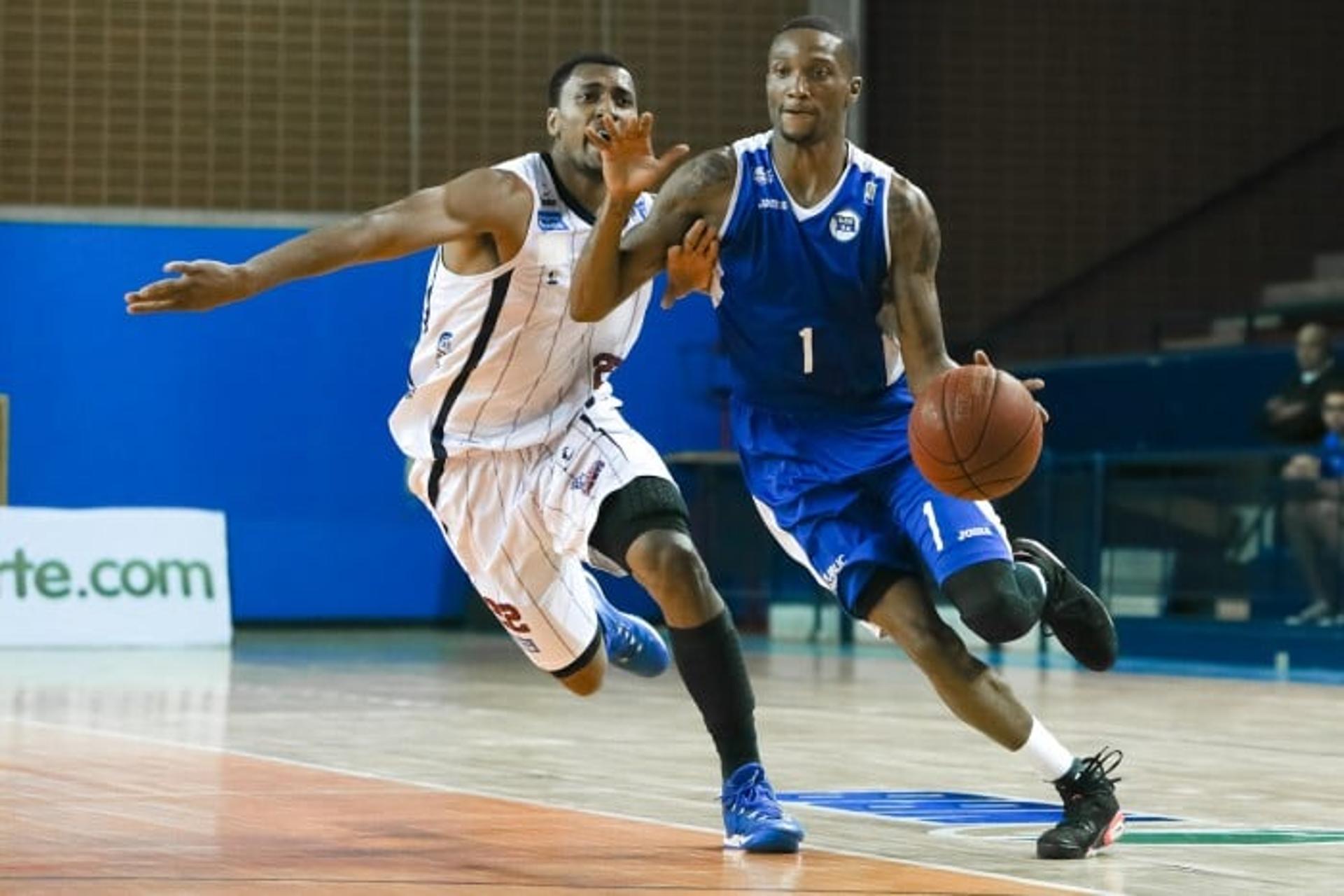 Ala Holloway foi cestinha do jogo contra o Franca, mas não evitou derrota (Foto: Divulgação/Ricardo Bufolin/ECP)