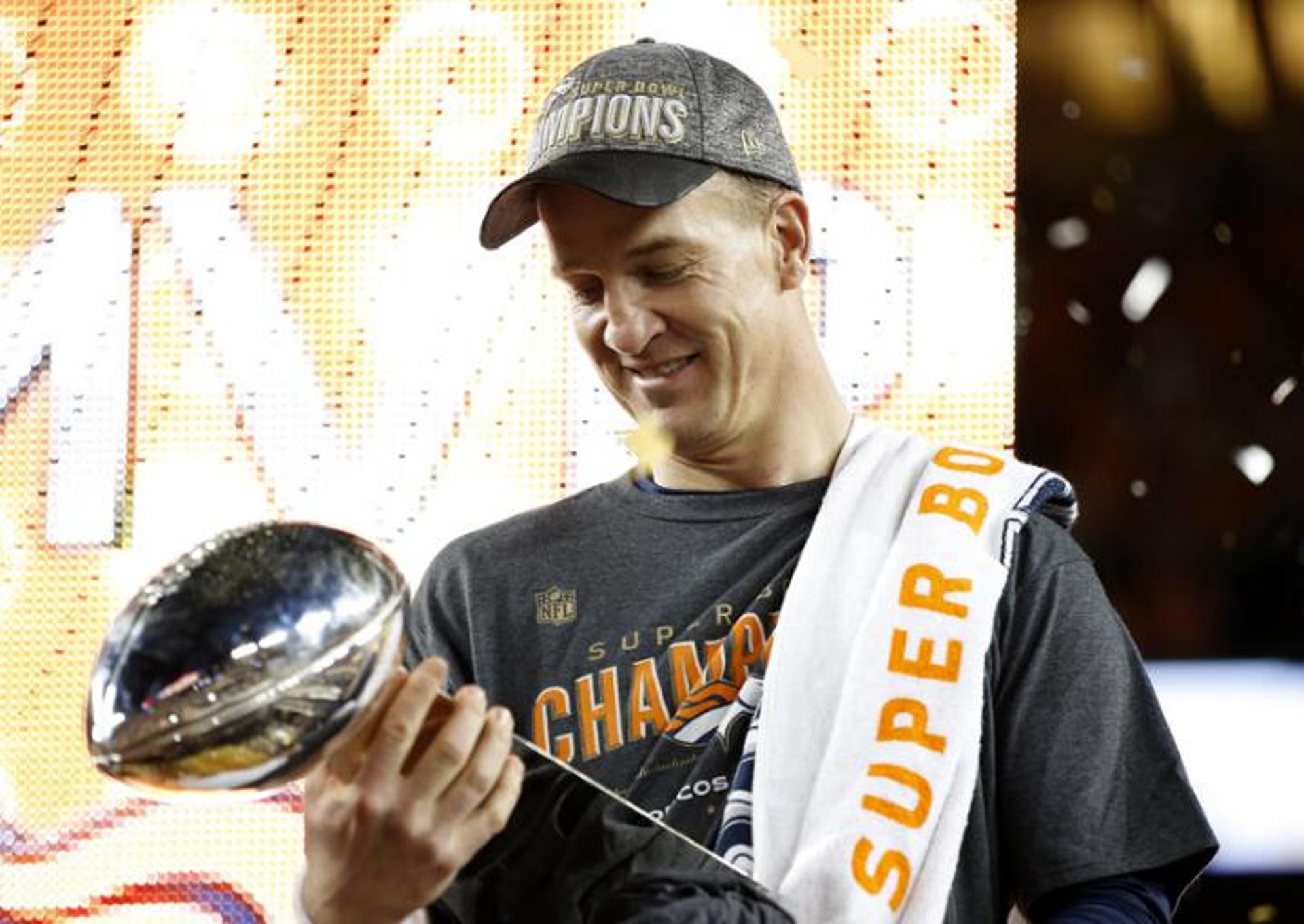 Manning olhando para a taça do Super Bowl