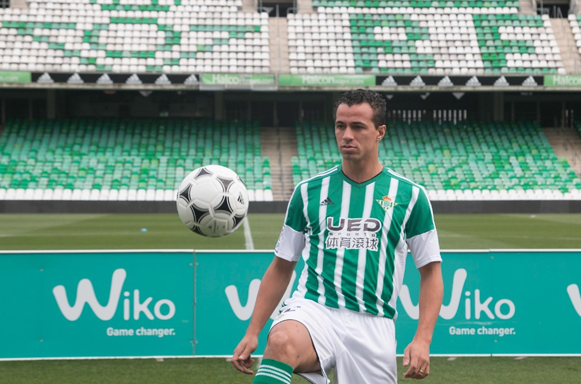 Veja as fotos da apresentação de Leandro Damião pelo Betis (Foto: Divulgação / Betis)