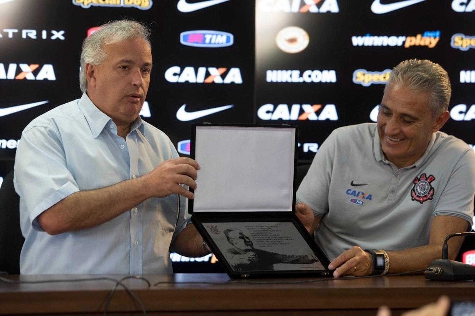 Tite recebe placa do presidente Roberto de Andrade (Foto: Corinthians)