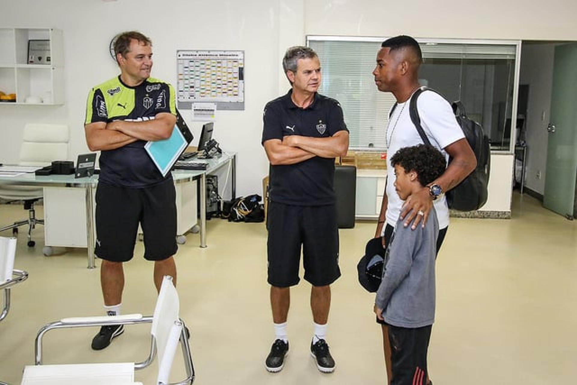 Diego Aguirre conversa com Robinho, na Cidade do Galo