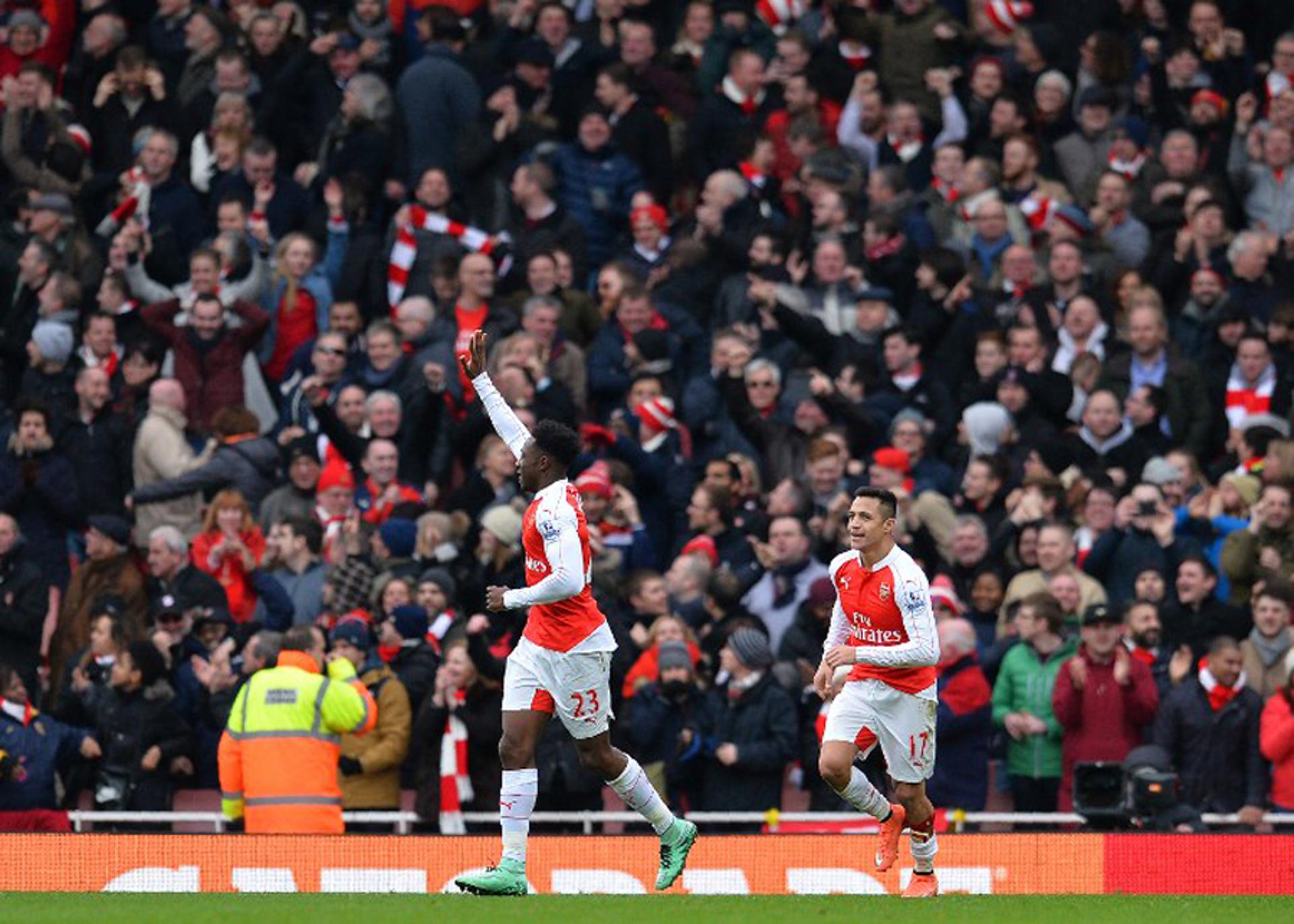 Arsenal marca no fim, vence o Leicester e acirra briga pelo título