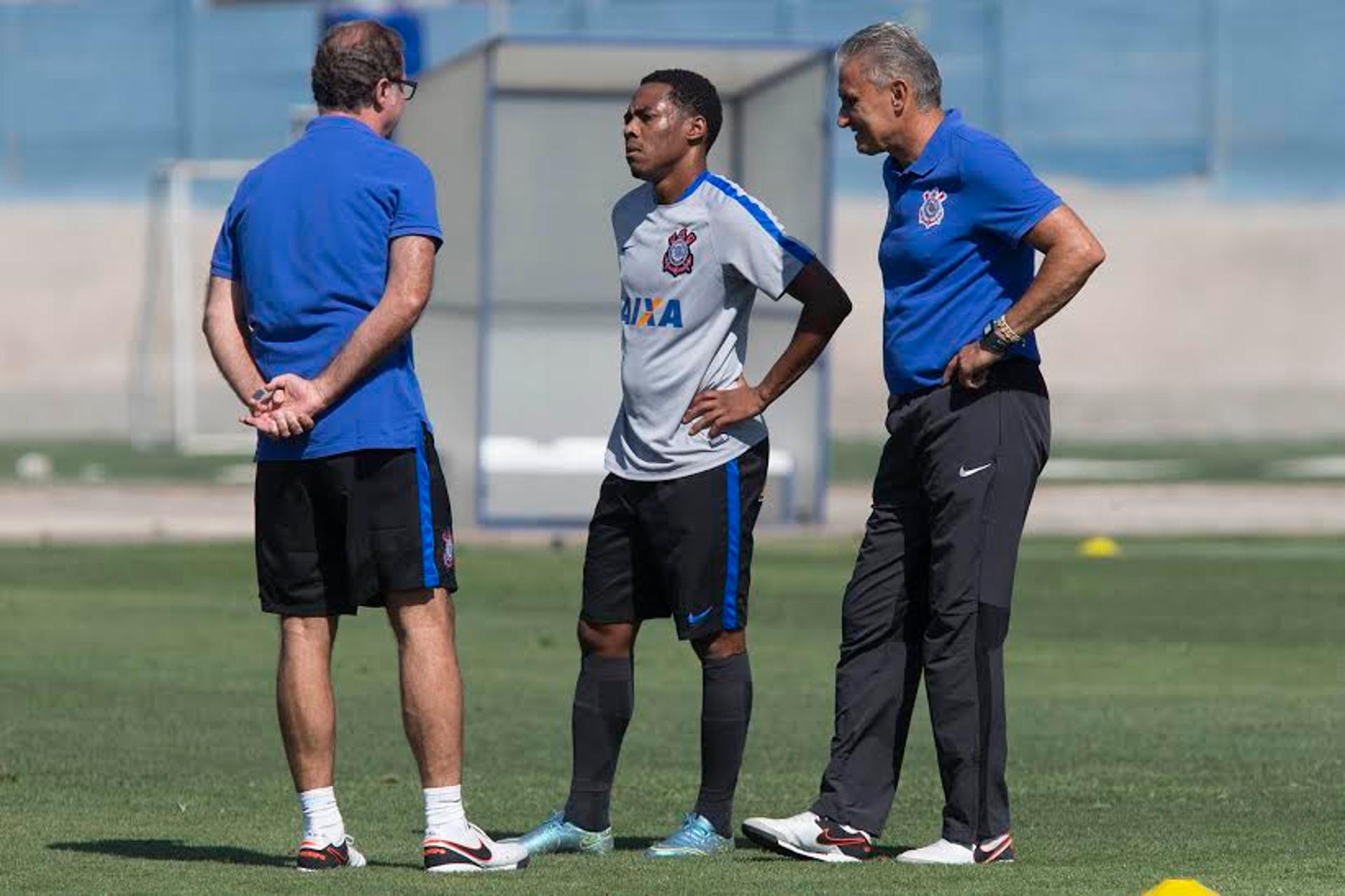 Elias conversou com o médico e o técnico Tite no treino (Foto: Daniel Augusto Jr)