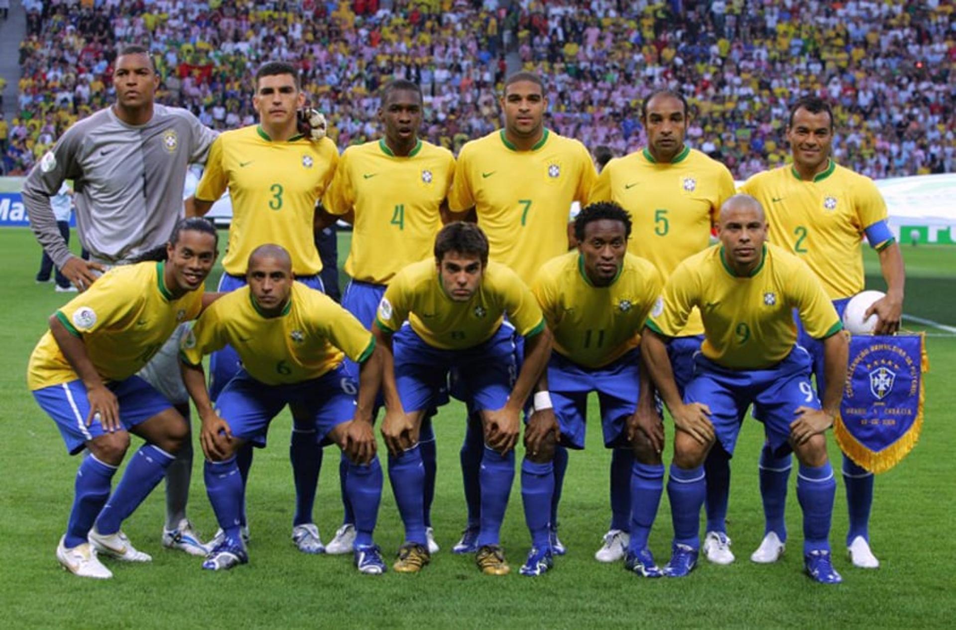 Considerada uma das gerações mais talentosas da Seleção Brasileira, o grupo de 2006 estreou no Mundial sendo um dos favoritos ao título e levou a fama até o dia 1º de julho, quando foi eliminado pela França com o placar de 1 a 0, e repetiu a triste história da final de 1998. Dos jogadores que defenderam as cores verde e amarela, poucos ainda seguem atuando. Um dos últimos, Kaká, eleito o melhor jogador do mundo em 2007, anunciou sua aposentadoria em dezembro passado após defender o Orlando City durante dois anos. Seguindo os passos do meia, Cicinho deixou as chuteiras penduradas na casa do Brasiliense e foi até o Morumbi comunicar o fim de sua carreira dentro das quatro linhas do gramado nesta semana. Bateu saudade? Veja onde estão os jogadores que defenderam o Brasil na Copa do Mundo de 2006.