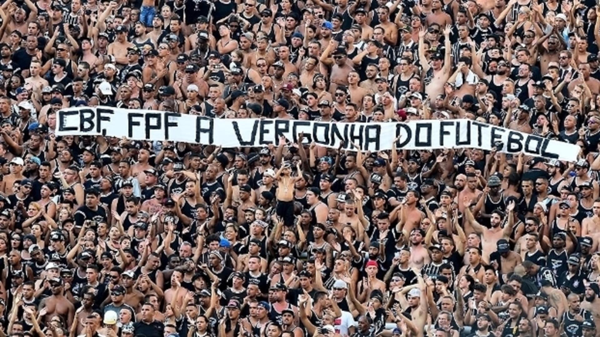 Faixa de protesto da torcida do Corinthians