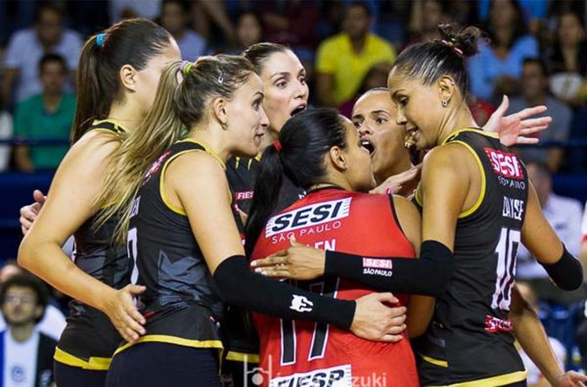 Equipe do Sesi-SP comemora ponto durante jogo da Superliga (Foto: Divulgação/Sesi-SP)