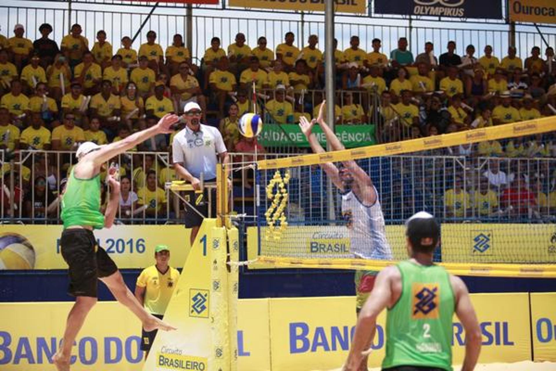 Segundo título de Alison e Bruno na temporada brasileira 15/16  (Foto: Paulo Frank/CBV)