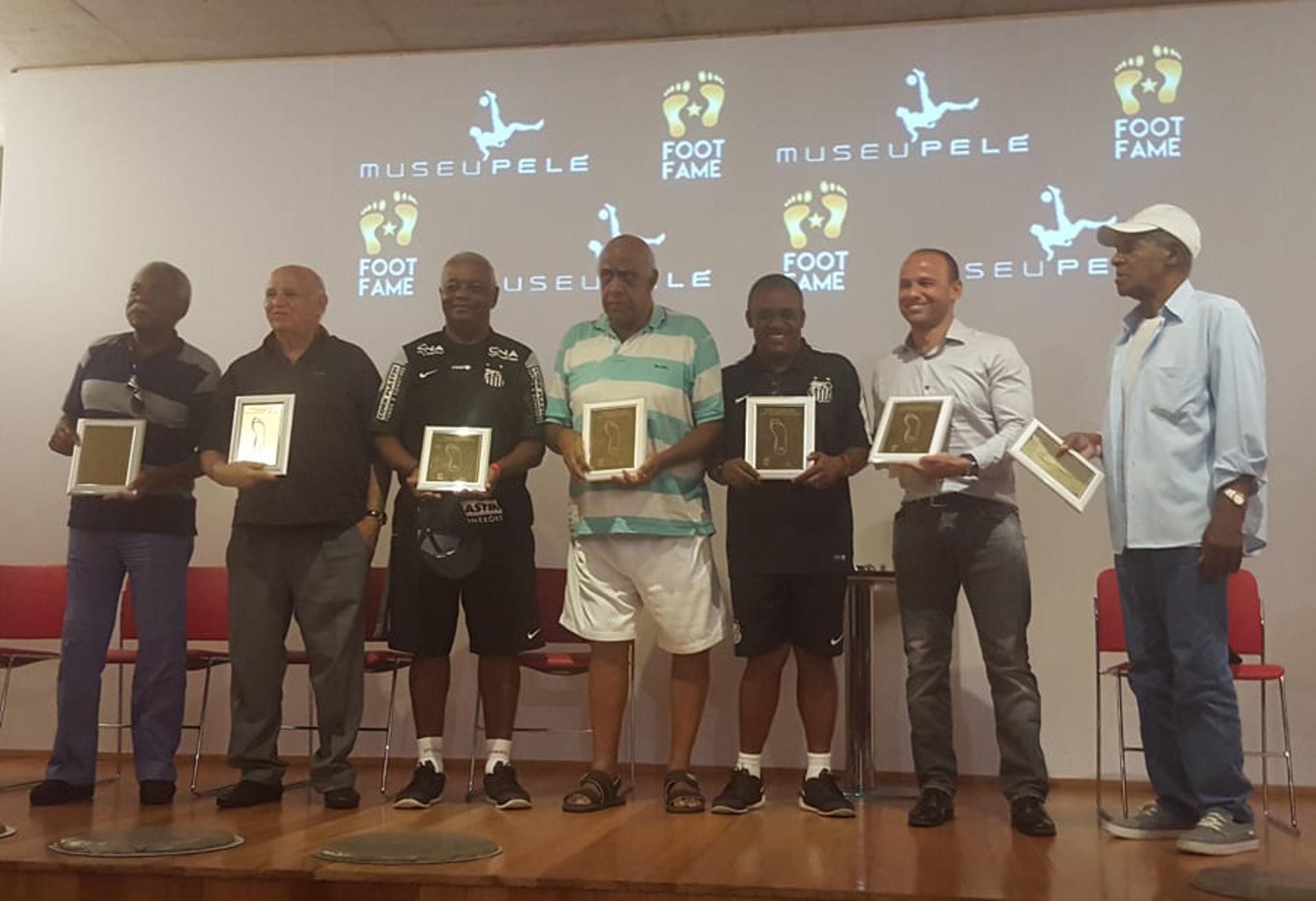 Ídolo da torcida do Santos, Léo se emociona ao entrar para a Calçada da Fama do Museu Pelé (foto:Divulgação)