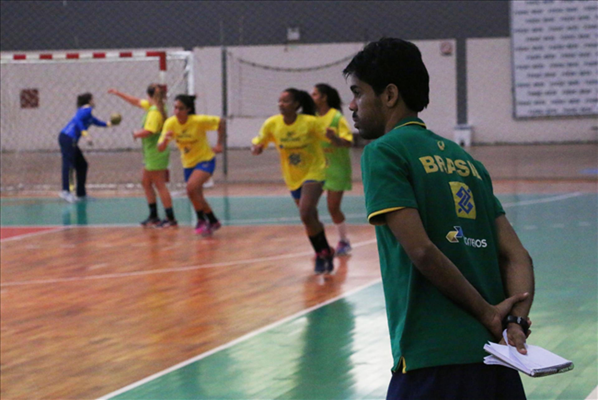 Equipe juvenil feminina do Brasil entra na terceira etapa de treinos visando os compromissos de 2017. Foto: Divulgação/CBHb