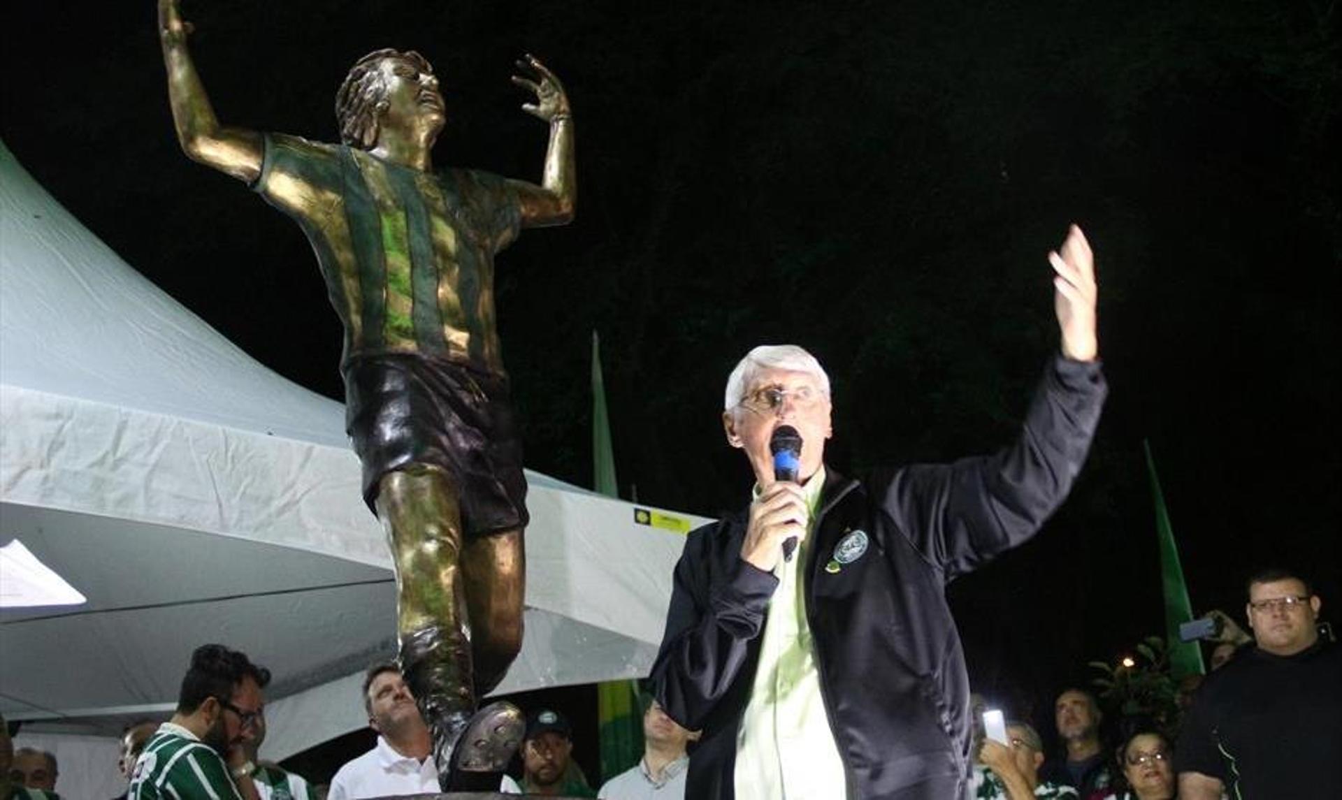 Estátua do ex-jogador, apontado como o maior da história do Coritiba