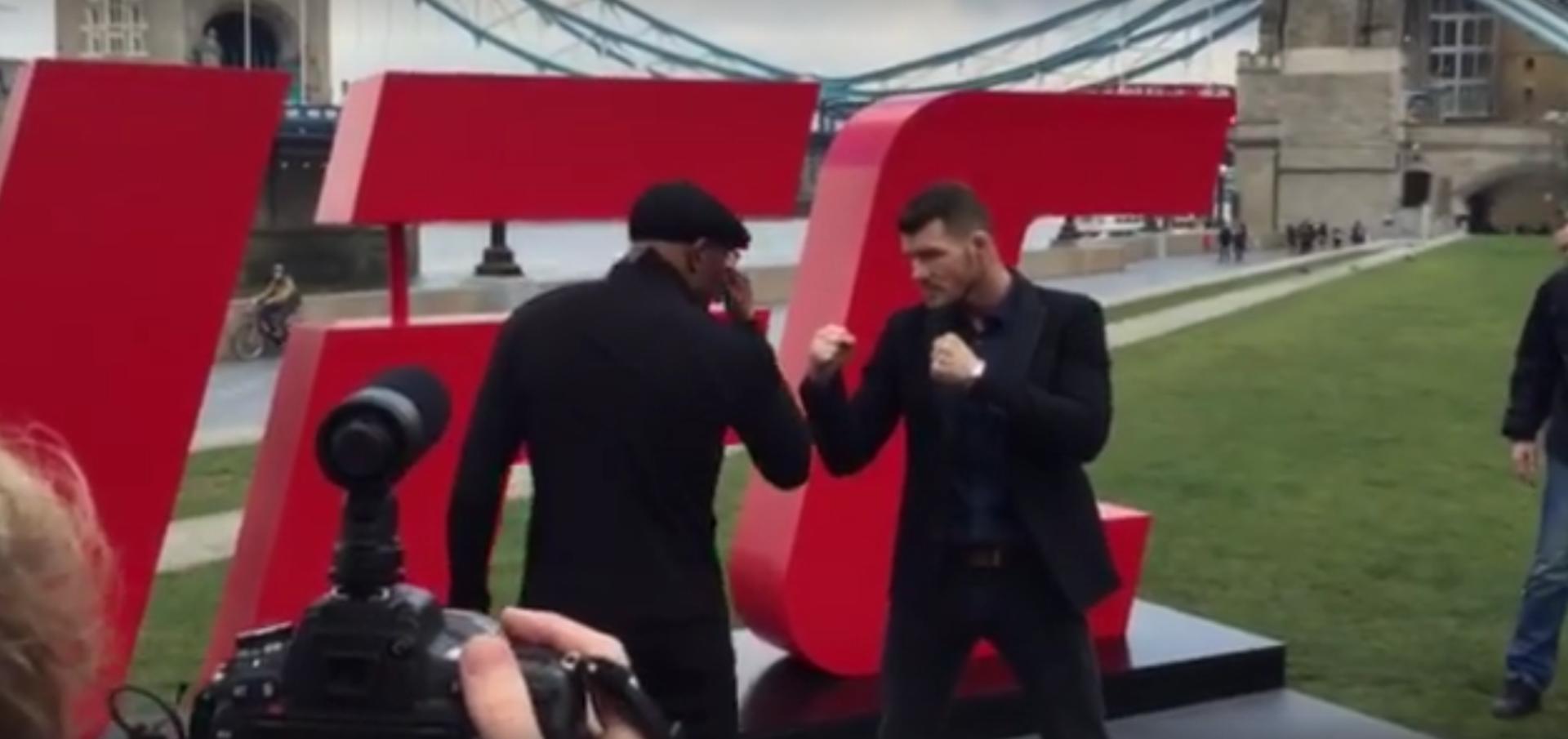 Anderson Silva encara Michael Bisping antes do UFC Londres (FOTO: Reprodução)