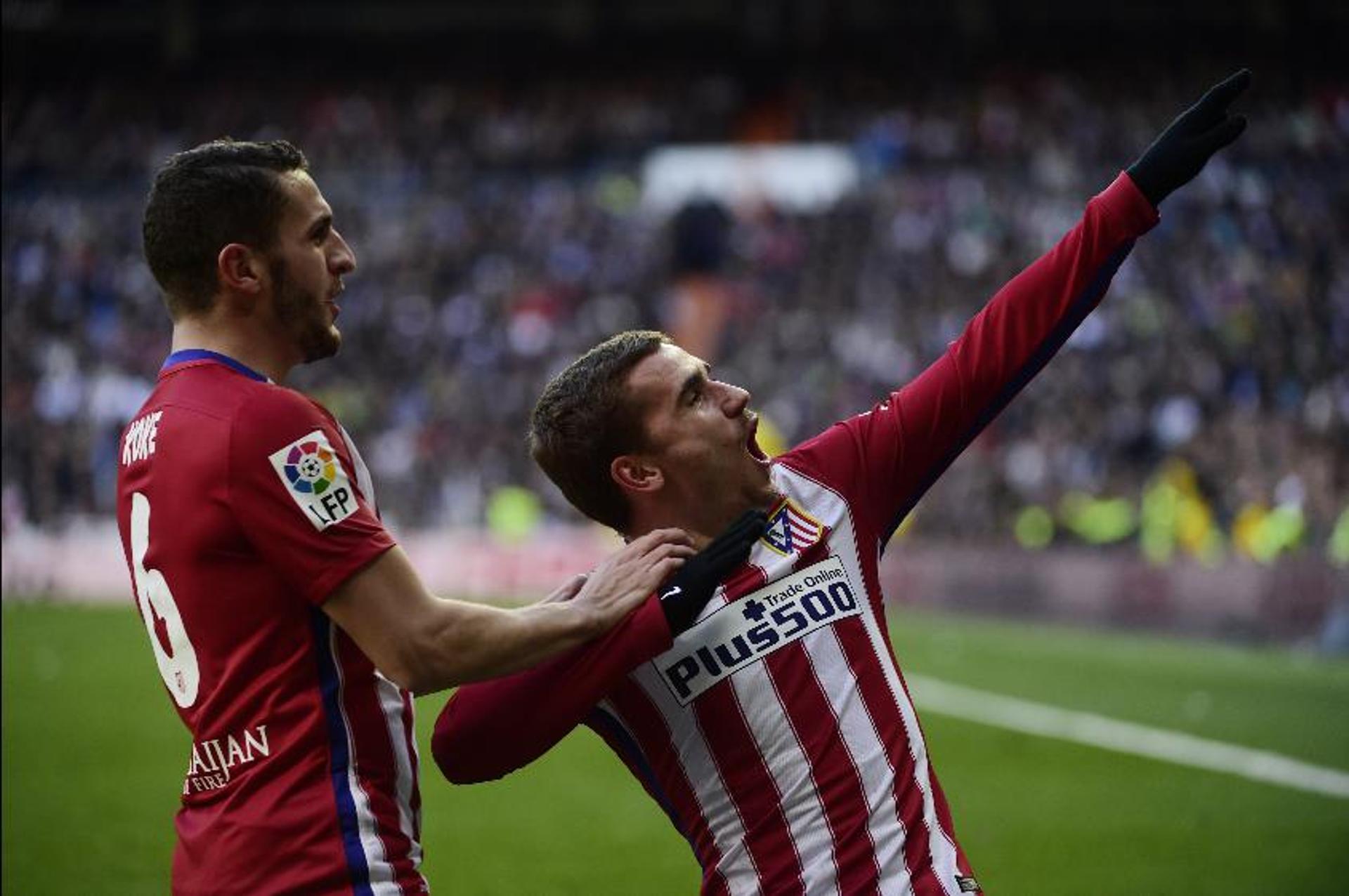 Griezmann celebra gol diante do Real, no clássico de Madrid (Foto: AFP / PIERRE-PHILIPPE MARCOU)