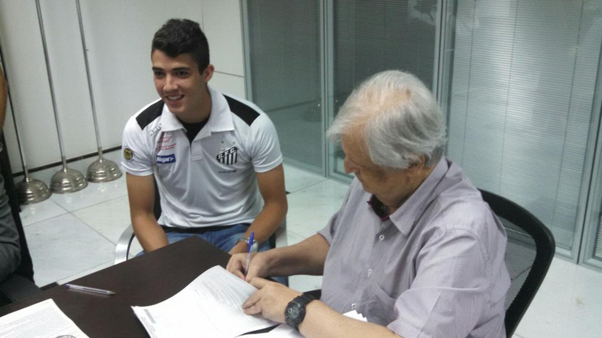 Gustavo Henrique renova contrato