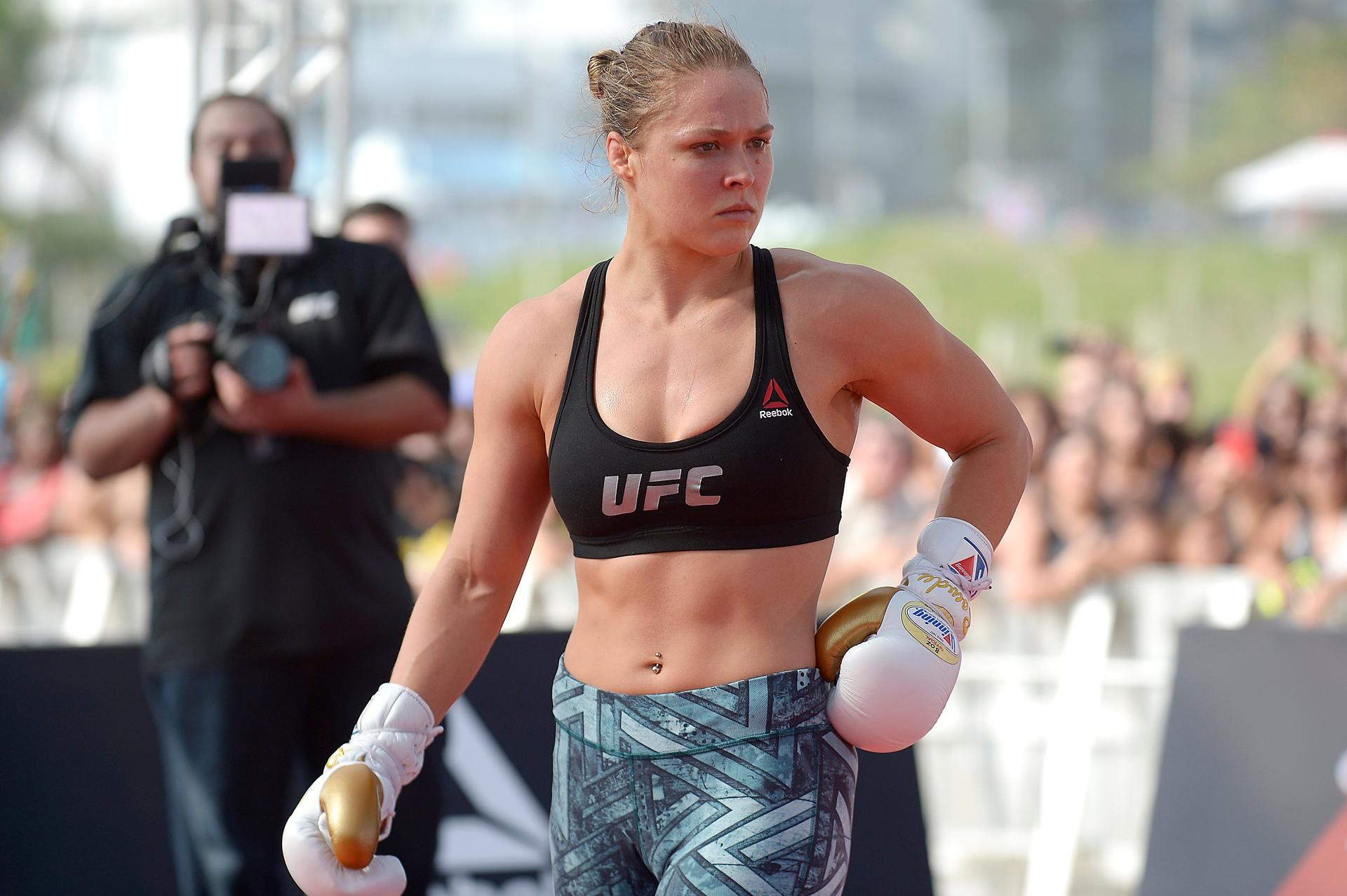 Ronda Rousey provocou um alvoroço nas areias da Barra (Foto: Alexandre Loureiro / Agência Inovafoto)