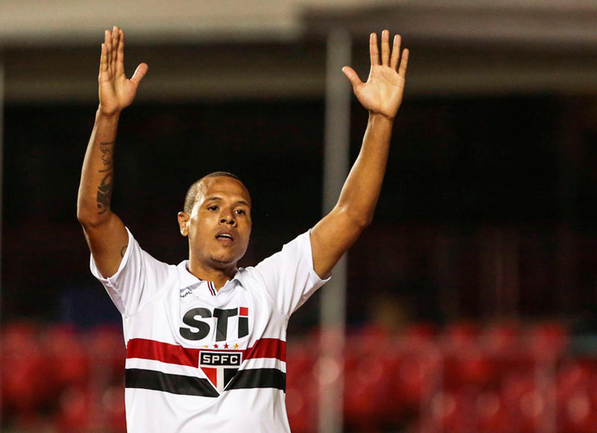 Luis Fabiano fez nove gols em clássicos contra o Santos