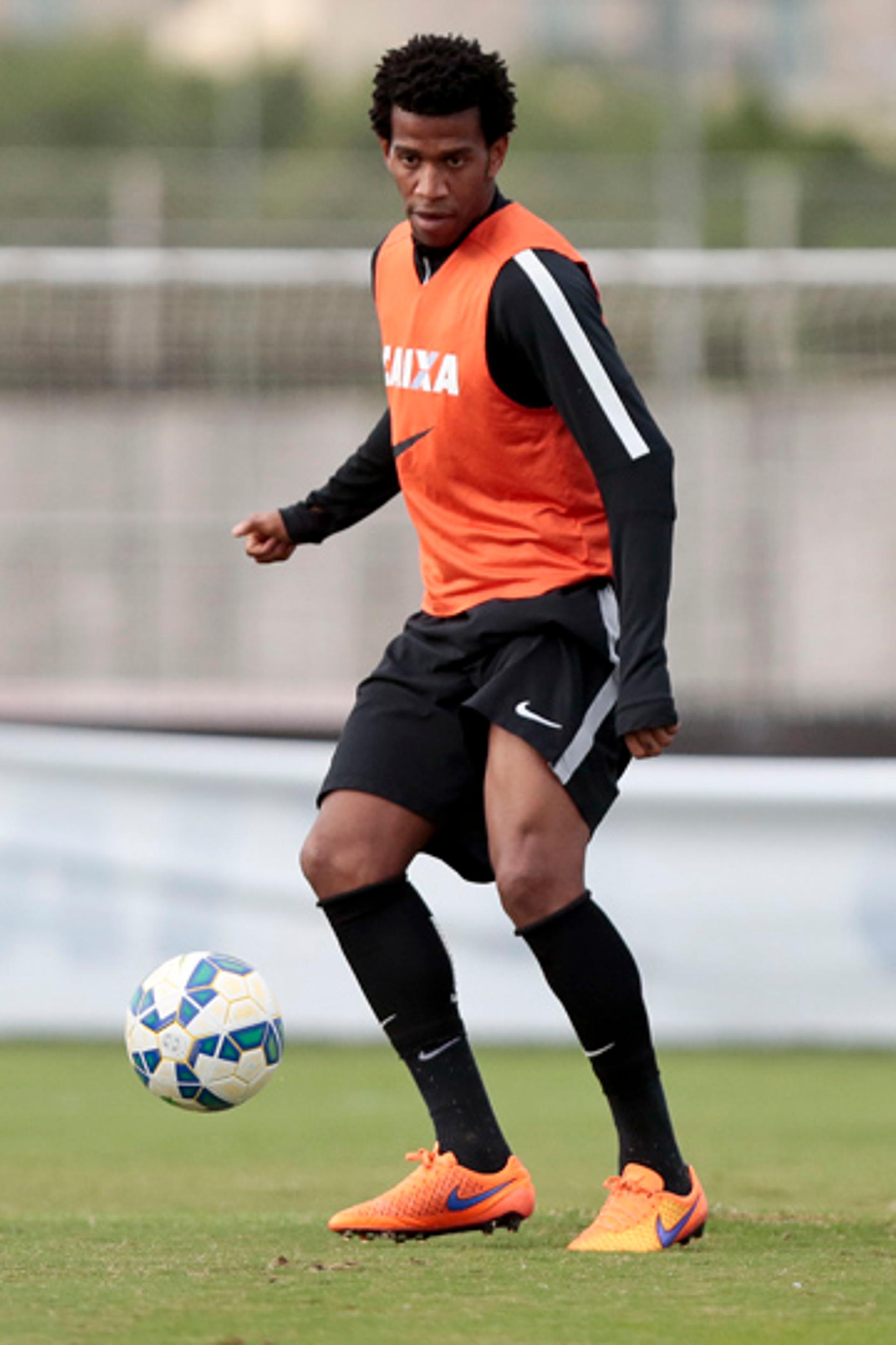 Gil no treino do Corinthians (Foto: ALE CABRAL/LANCEPRESS)