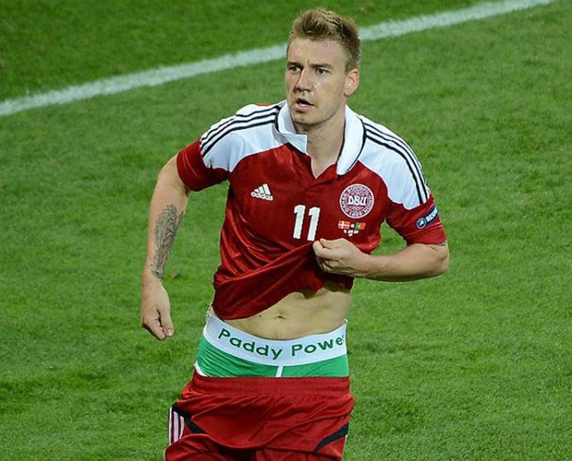 Nicklas Bendtner foi multado por estampar uma marca de cueca durante uma comemoração de gol (Foto: AFP)