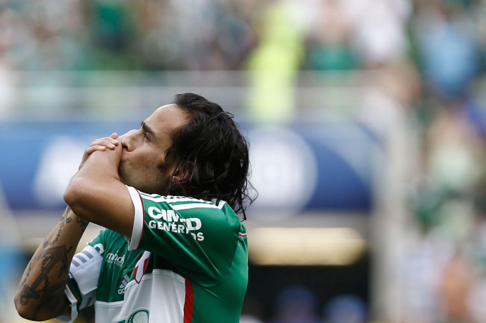 Valdivia acena para a torcida do Palmeiras (Foto: Miguel Schincariol/LANCE!Press)