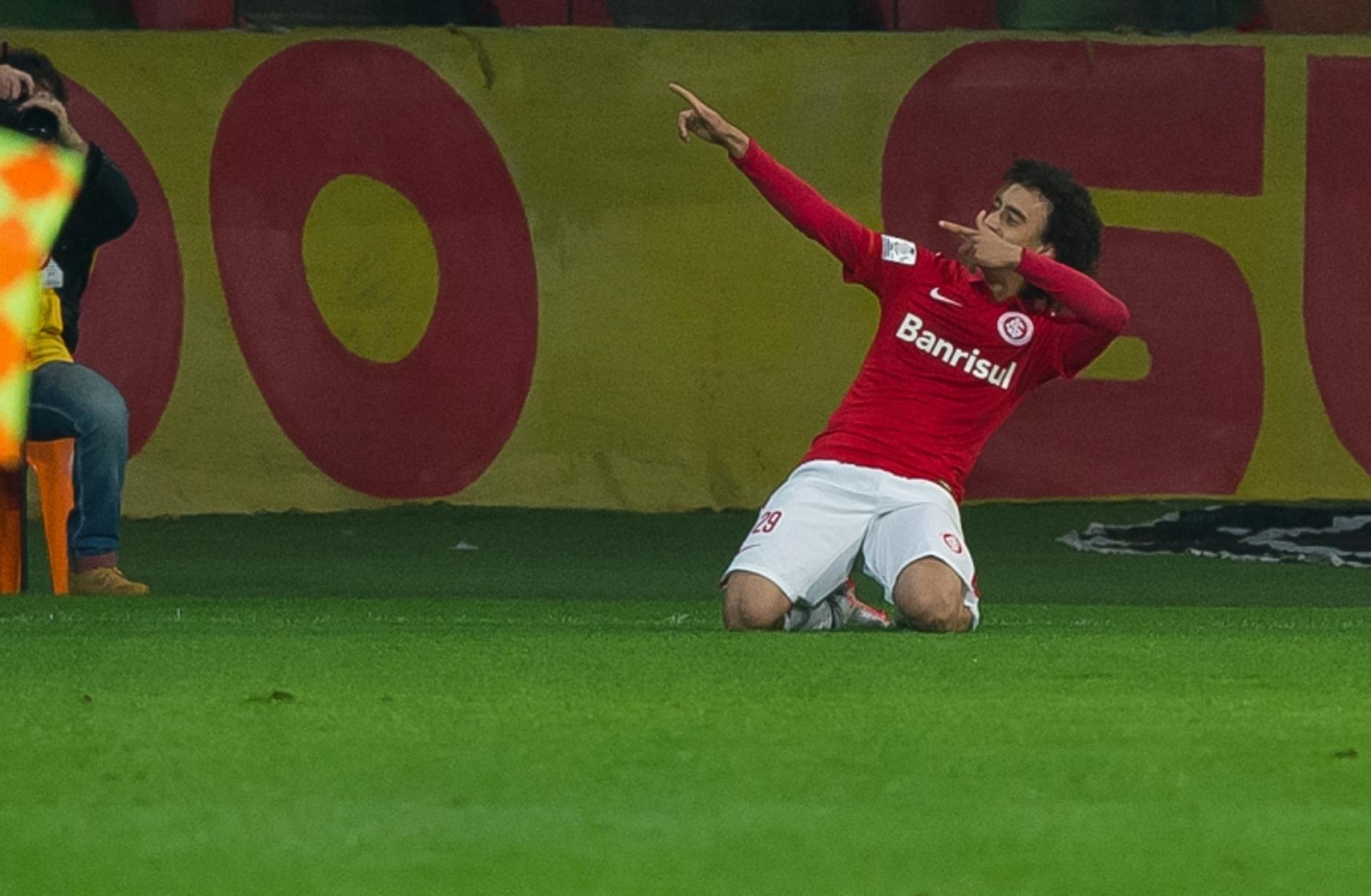 Valdívia celebra seu gol no jogo de ida contra o Tigres (Foto: Alexandre Lops/Internacional)