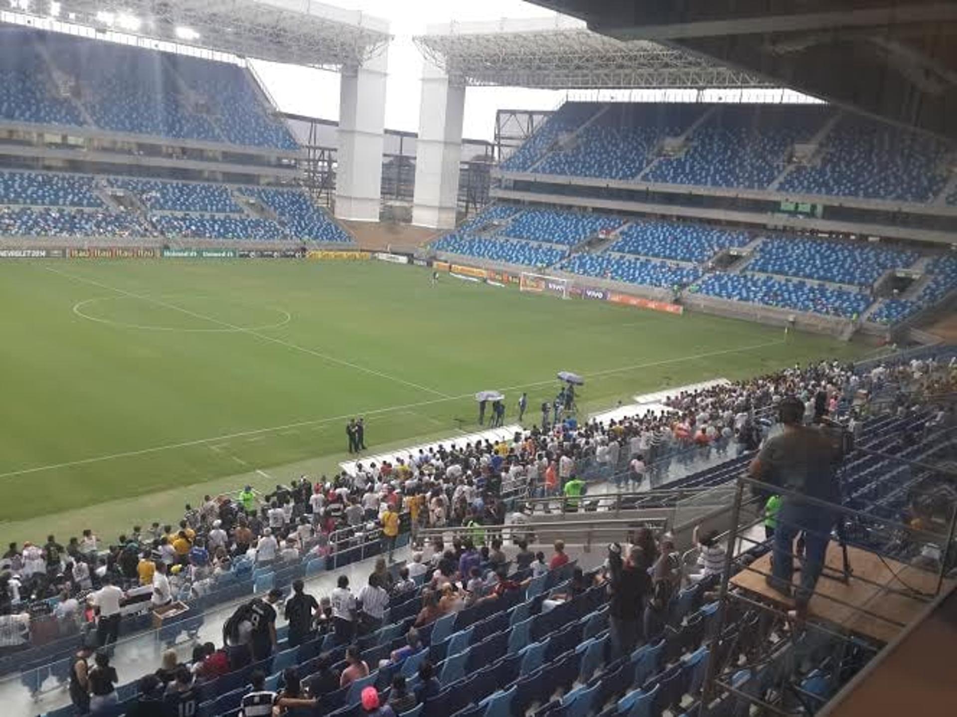 Torcedores foram autorizados a descer dos setores superiores da Arena Pantanal (crédito: Rodrigo Vessoni)