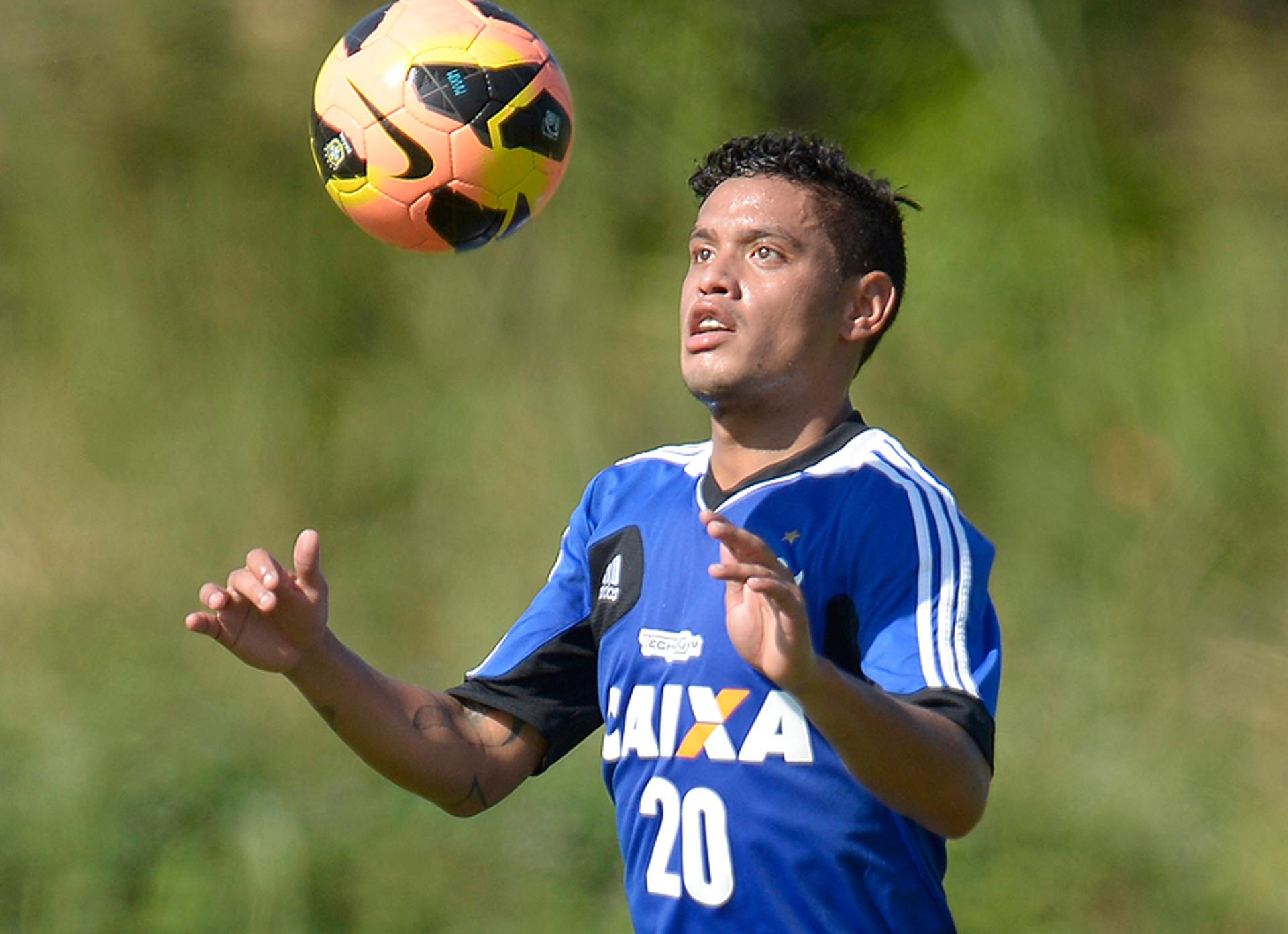 Carlos Eduardo - Treino do Flamengo (Foto: Alexandre Loureiro/LANCE!Press)