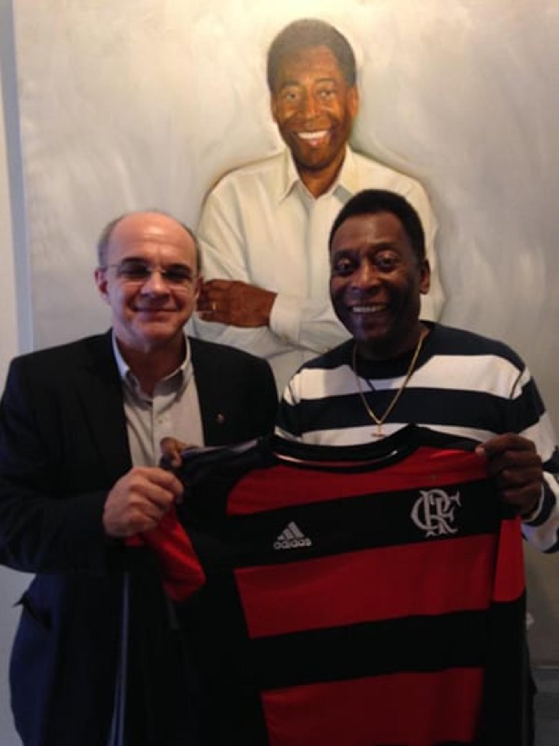 Presidente do Flamengo, Eduardo Bandeira de Mello, visitando Pelé (Foto: Reprodução / Twitter)