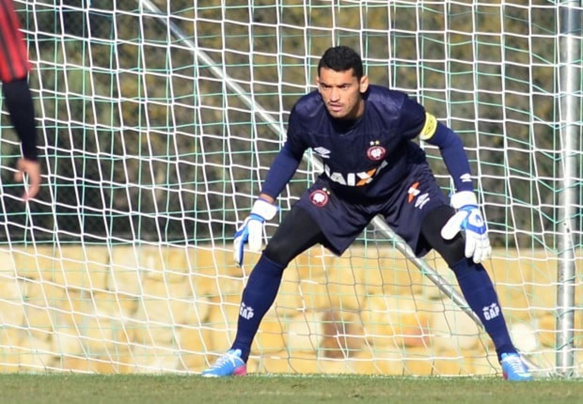 Goleiro Santos está confirmado no gol atleticano contra o Foz do Iguaçu