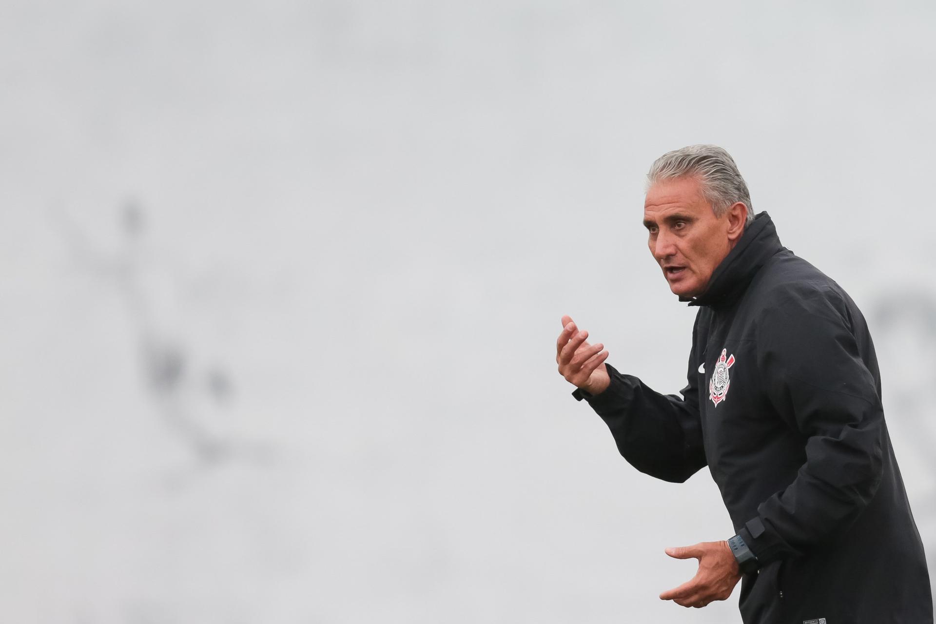 Tite, durante treino do Corinthians no CT Joaquim Grava (Foto: Daniel Augusto Jr)