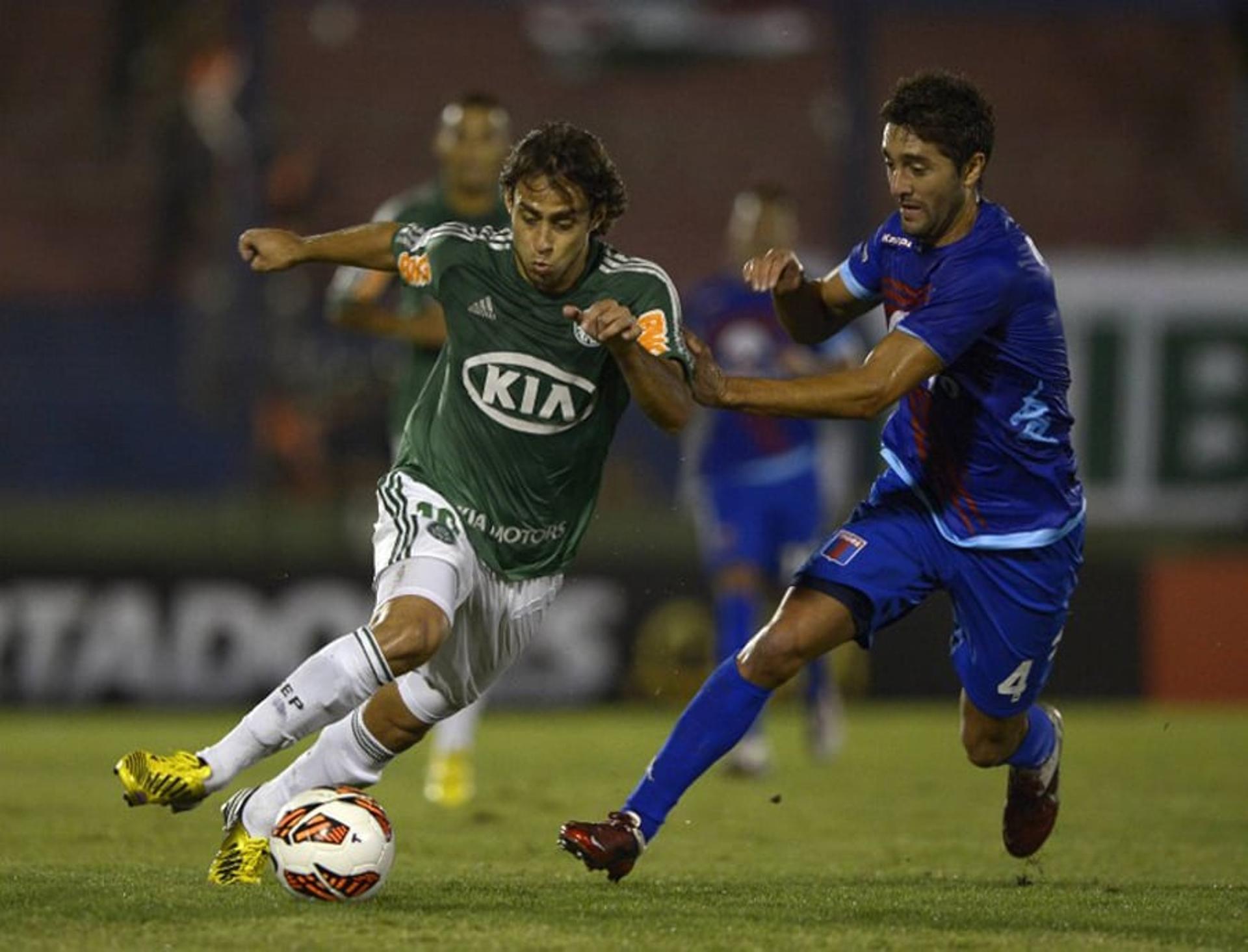 Nesta terça-feira, às 19h30, em Buenos Aires, o Palmeiras enfrenta o San Lorenzo, pela terceira rodada do Grupo F da Libertadores. Será 15º jogo do clube contra argentinos pela principal competição do continente neste século, com um retrospecto ligeiramente positivo para o Verdão: quatro vitórias, oito empates e duas derrotas, com 22 gols feitos e 17 sofridos. Confira abaixo todas partidas já realizadas diante de times do país (inclusive o duelo diante do Tigre, em 2013, com Valdivia ainda no clube):<br>