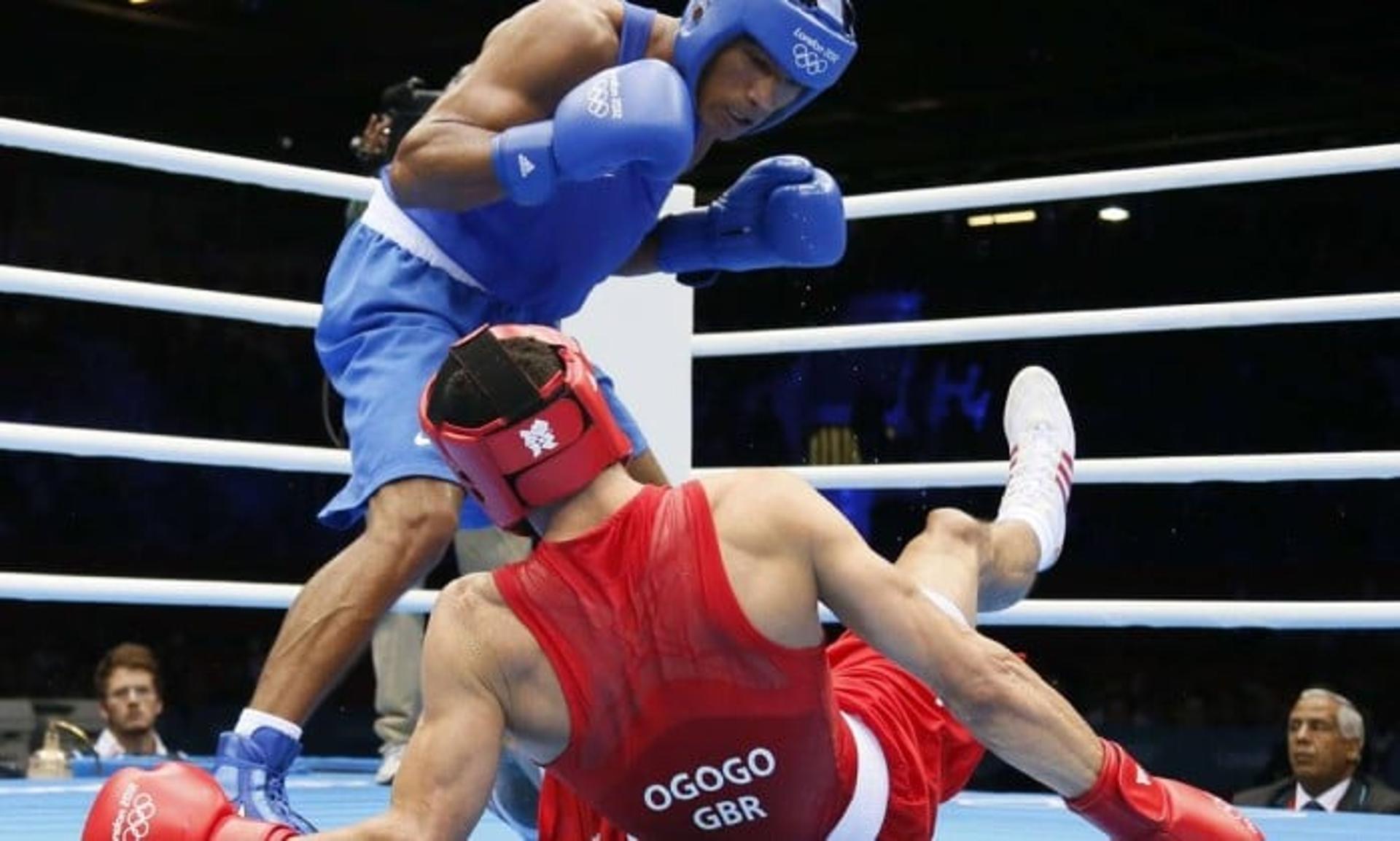 Esquiva Falcão (azul) disputa os Jogos de Londres (ING), em 2012, com a proteção na cabeça (Foto: AFP)