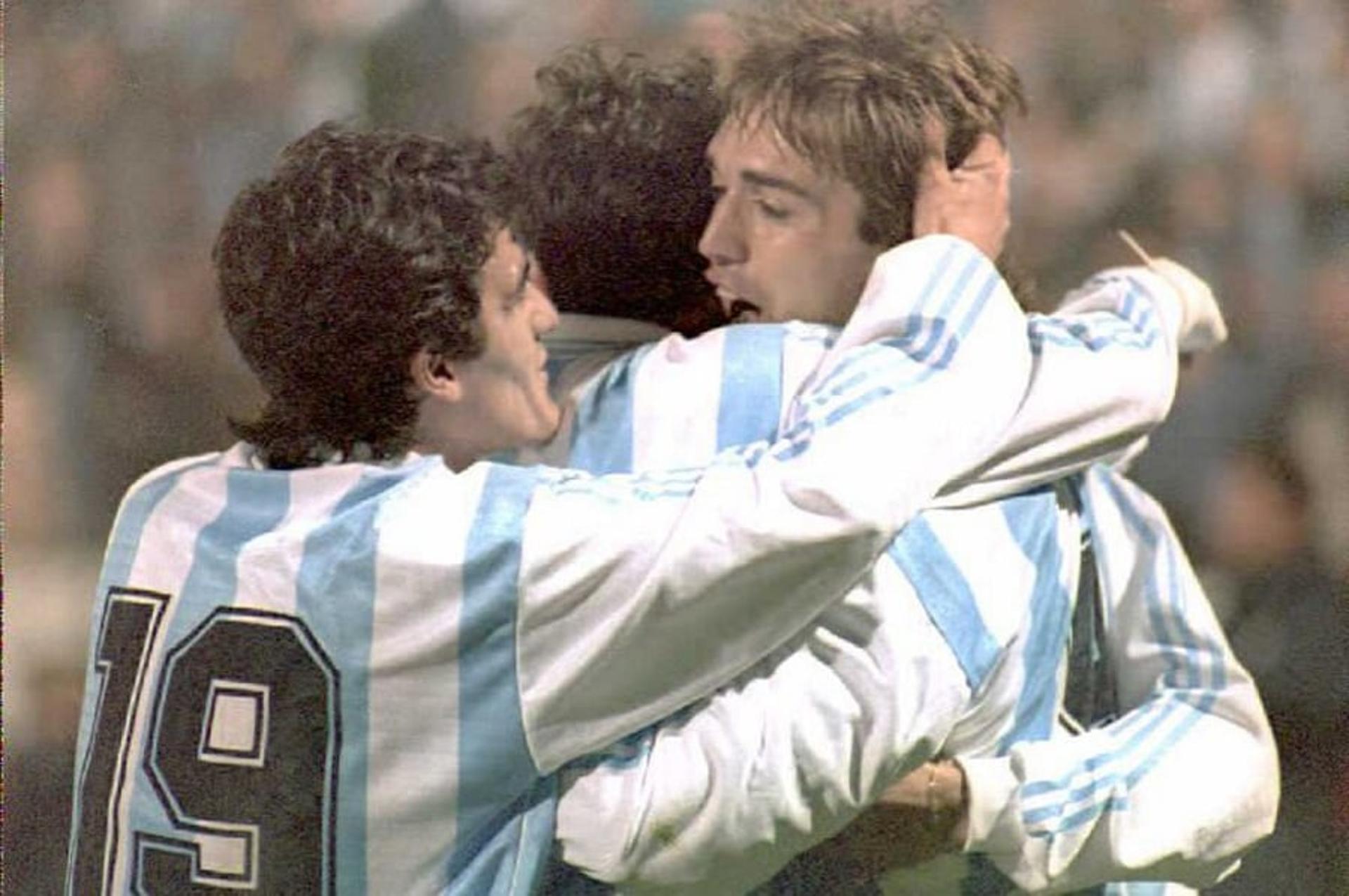 Ainda jovem, Ortega comemora com Batistuta pela seleção argentina na Copa América de 1995