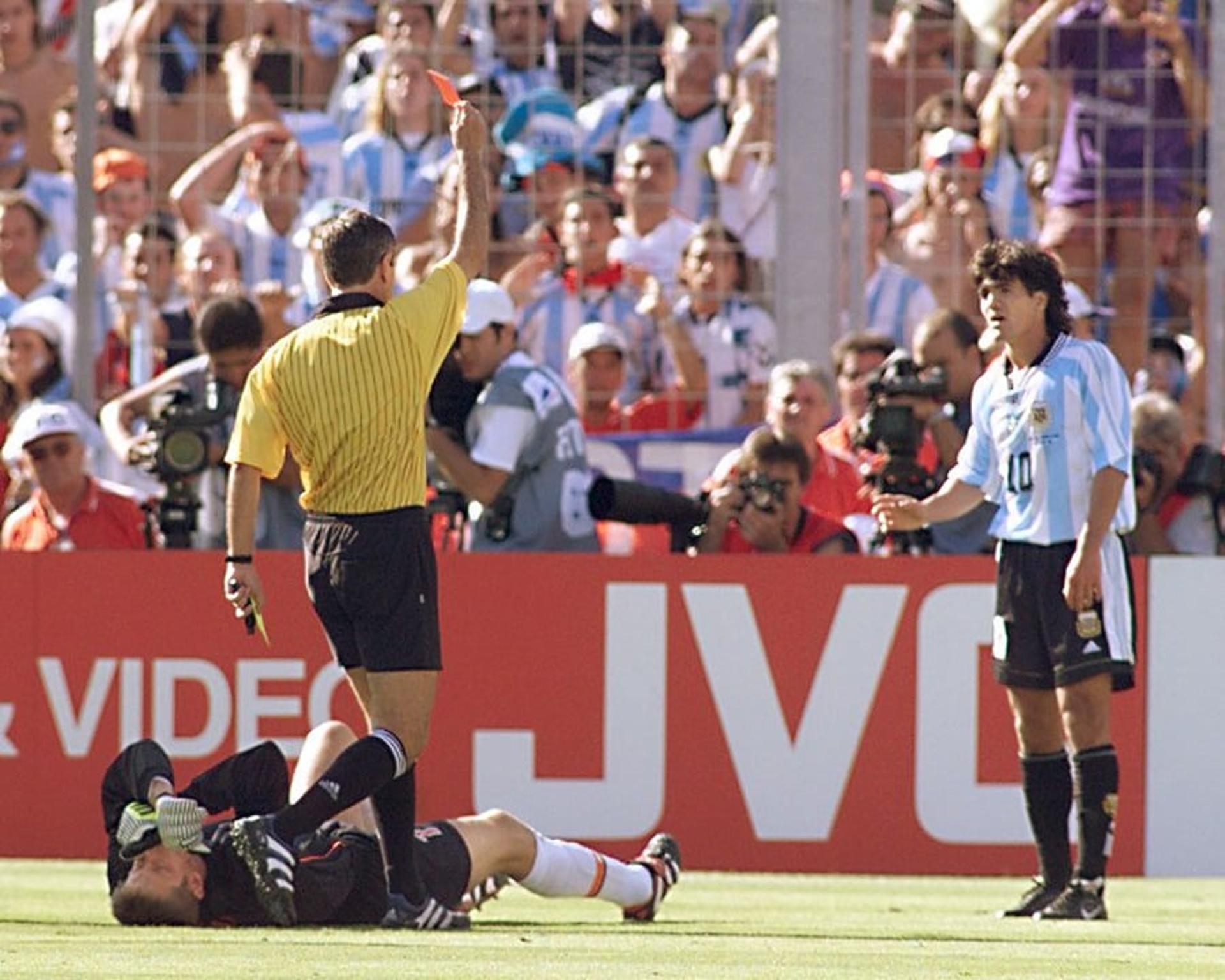 A Argentina é a seleção mais indisciplinada da história das Copas do Mundo. A equipe já soma 122 cartões recebidos, sendo 10 vermelhos, como o de Ortega, no Mundial de 1998 na França