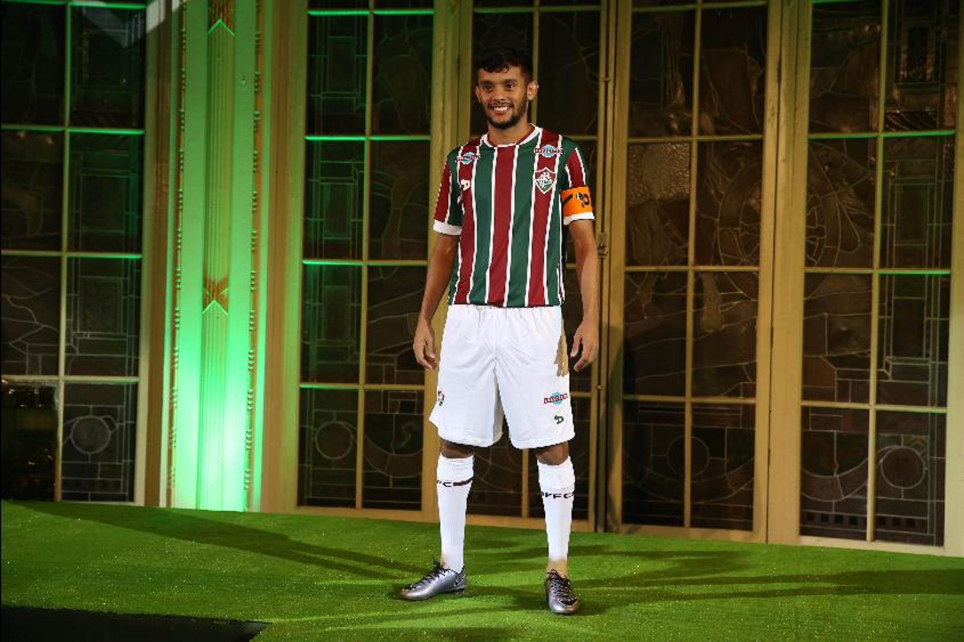 Gustavo Scarpa vestiu o uniforme principal do Fluminense