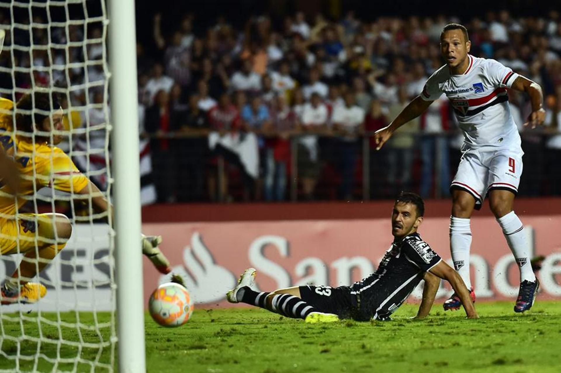 São Paulo ficou em 2º no grupo em 2015: 12 pontos, contra Corinthians, San Lorenzo e Danubio / caiu nas oitavas