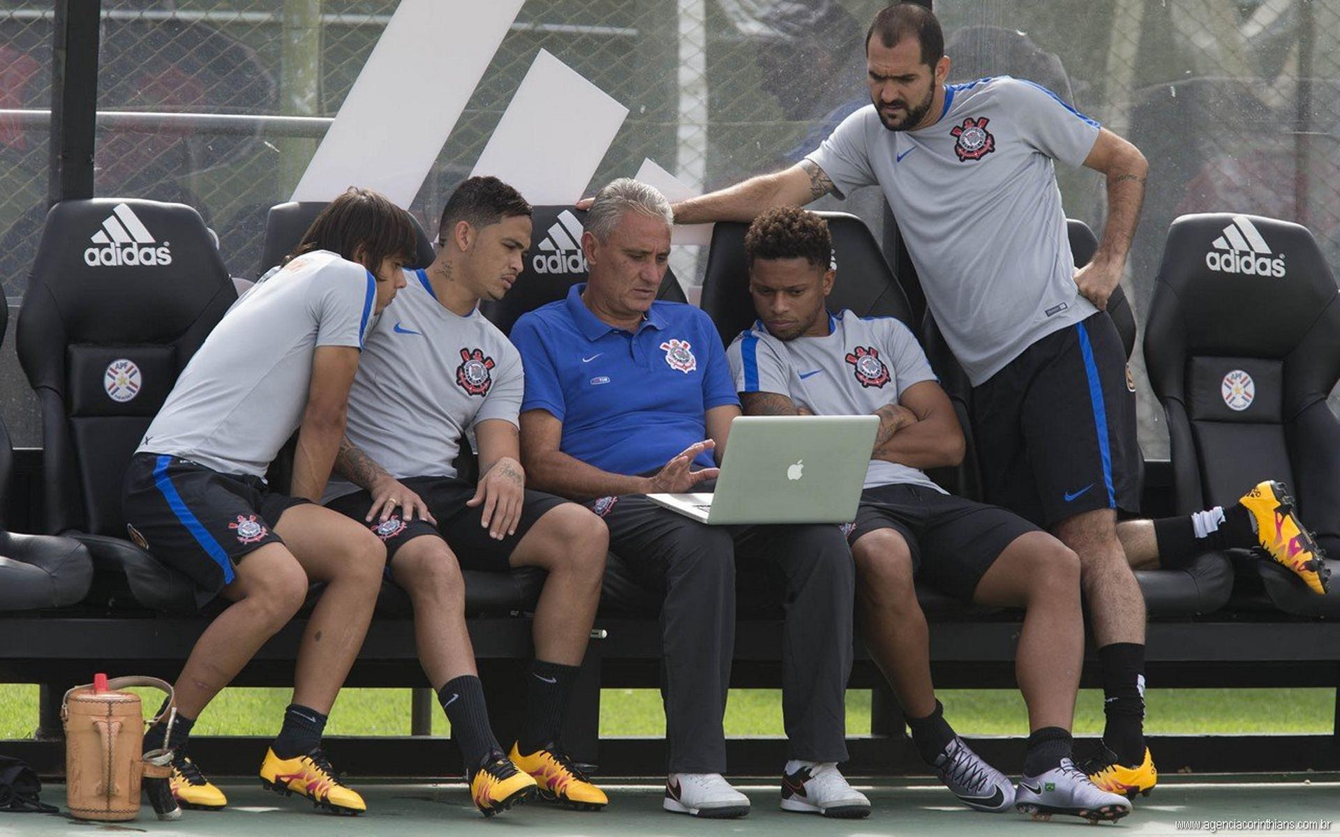 Tite explicando conceitos em notebook após treino do Corinthians (Foto: Daniel Augusto Jr)