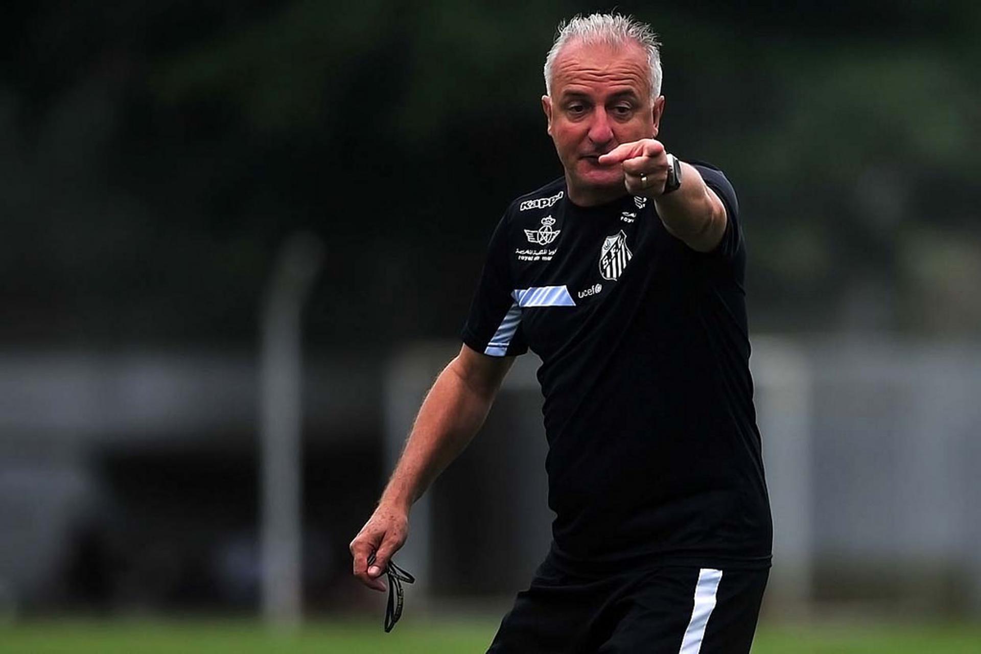 Dorival Júnior completa marca histórica à frente do Santos