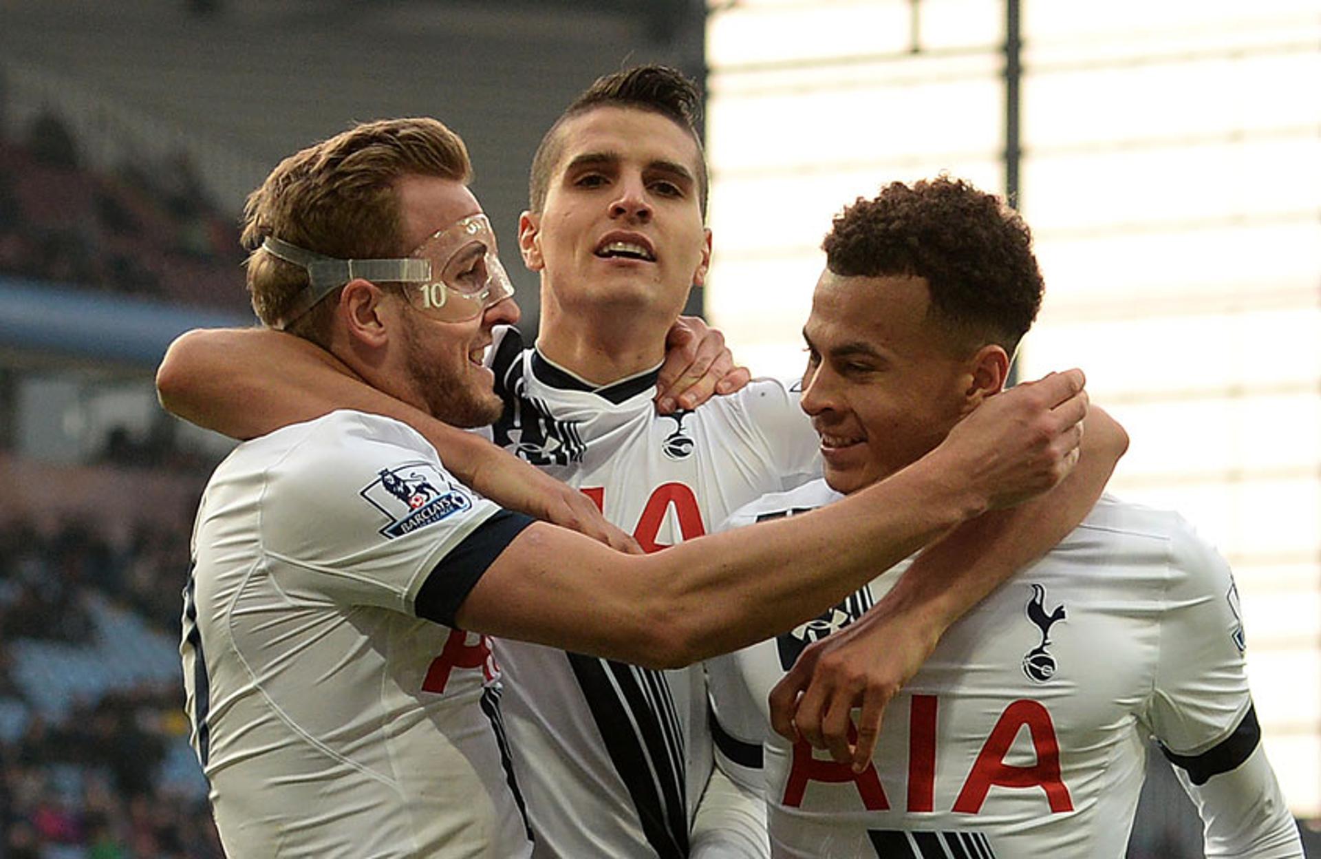 Kane comemora gol do Tottenham sobre Aston Villa