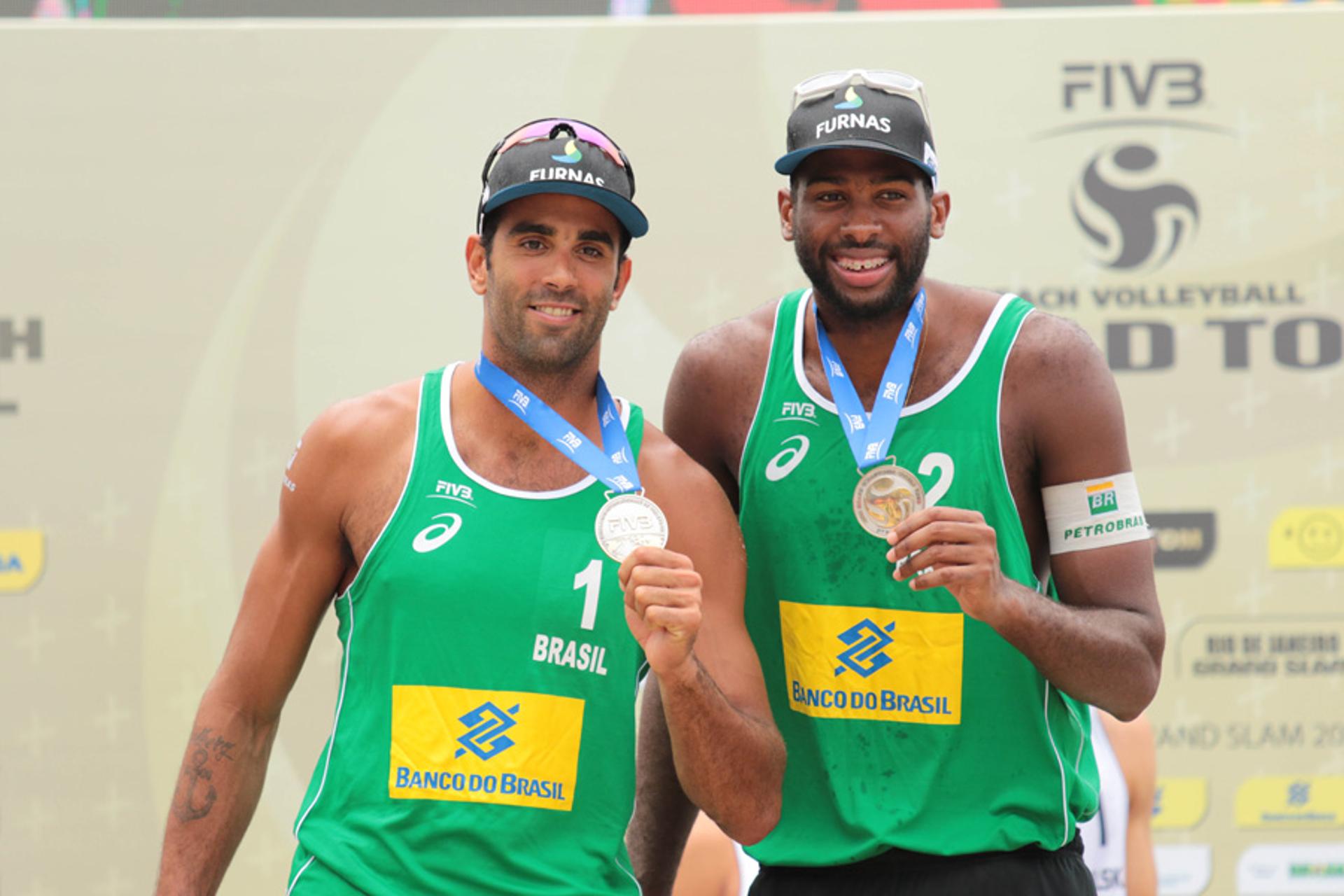 Pedro Solberg e Evandro com a medalha de prata (foto:Matheus Vidal/CBV)