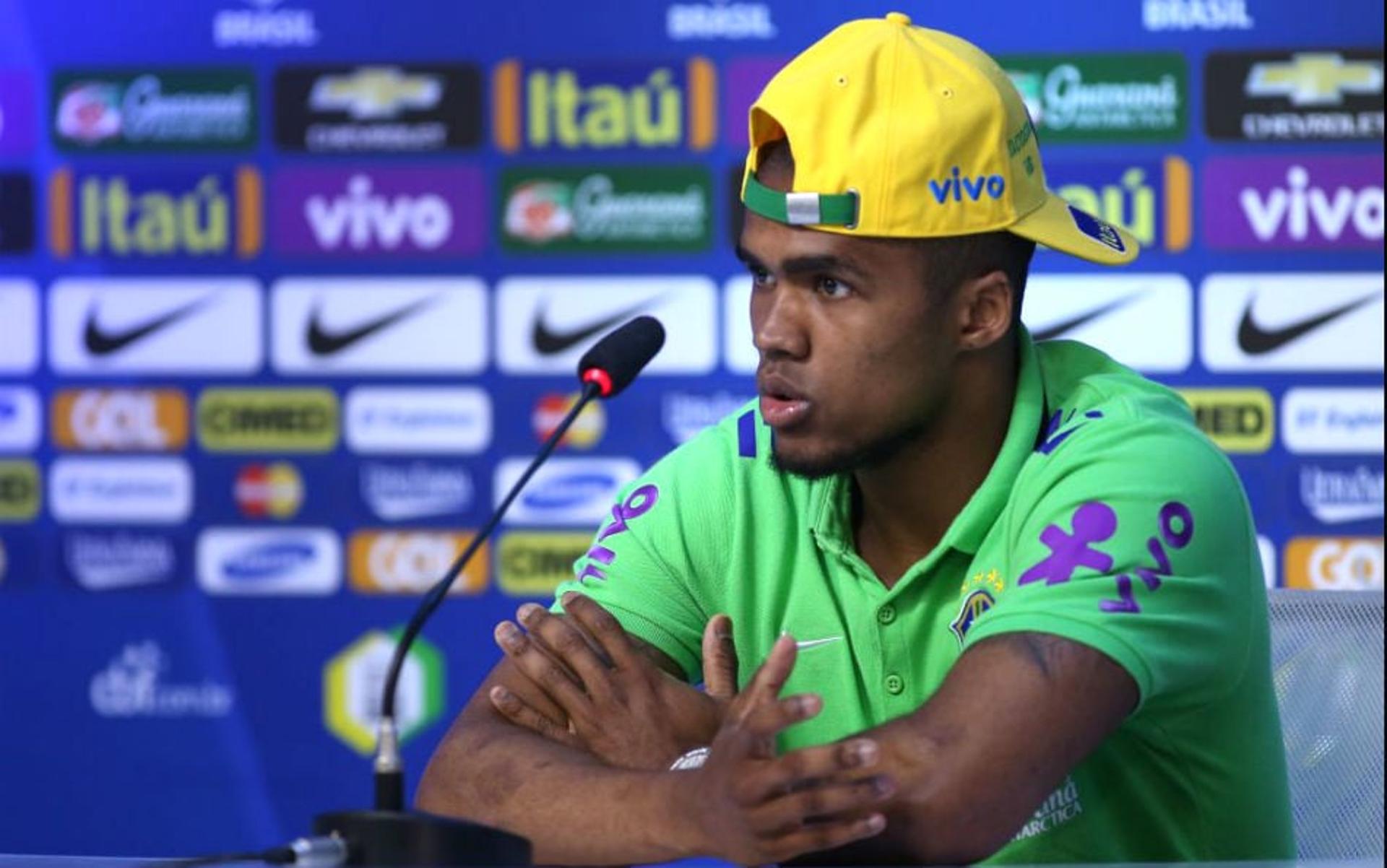 Douglas Costa usa boné na entrevista coletiva da Seleção Brasileira (Foto: Lucas Figueiredo / MoWA Press)