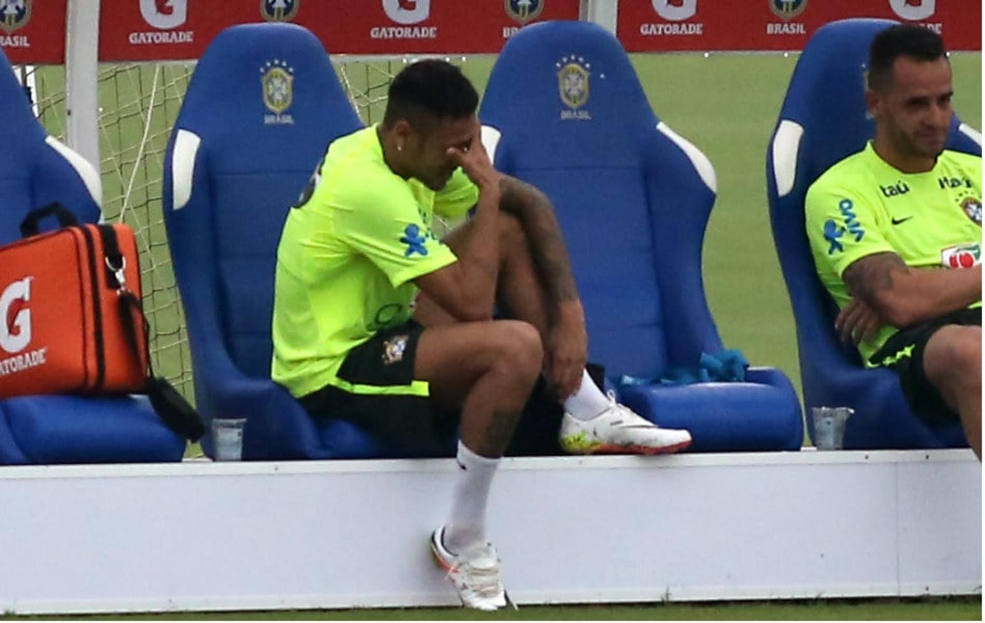 Neymar ficou no banco após o treino desta quarta-feira (Foto: Lucas Figueiredo/Mowa Press)