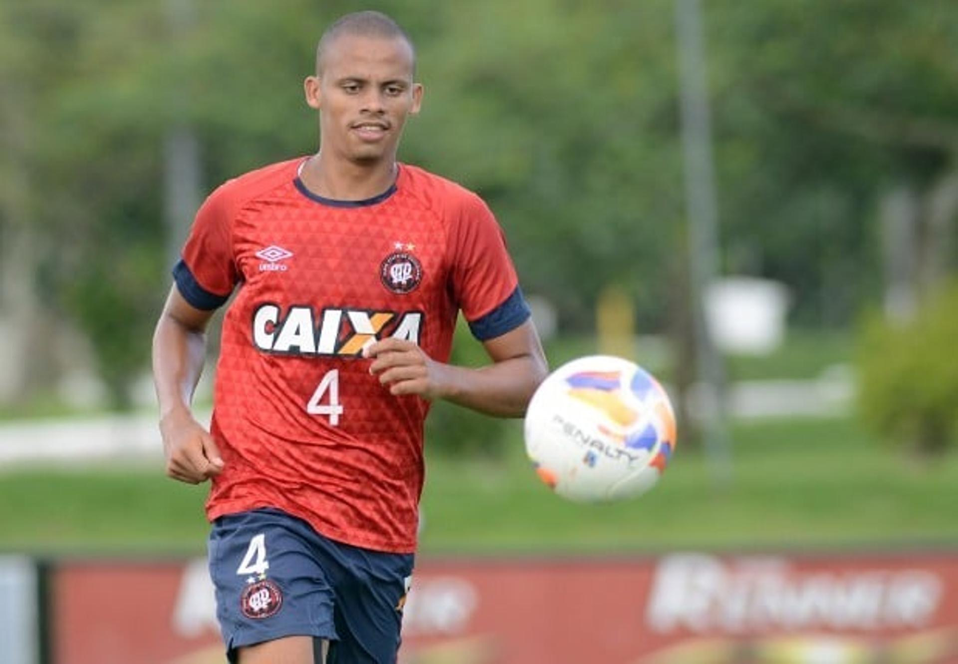 O zagueiro Cleberson realizará o segundo jogo na temporada