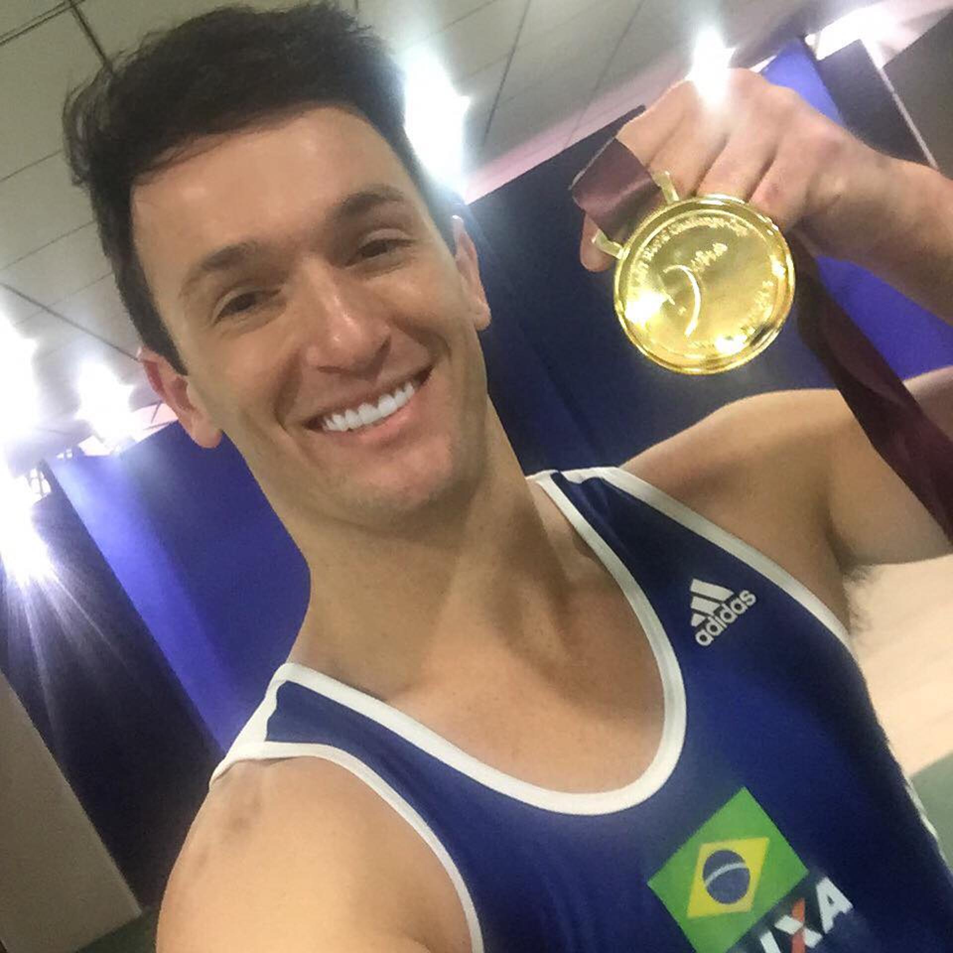 Diego Hypolito exibe medalha de ouro conquistada em Doha (Foto: Reprodução/Facebook)