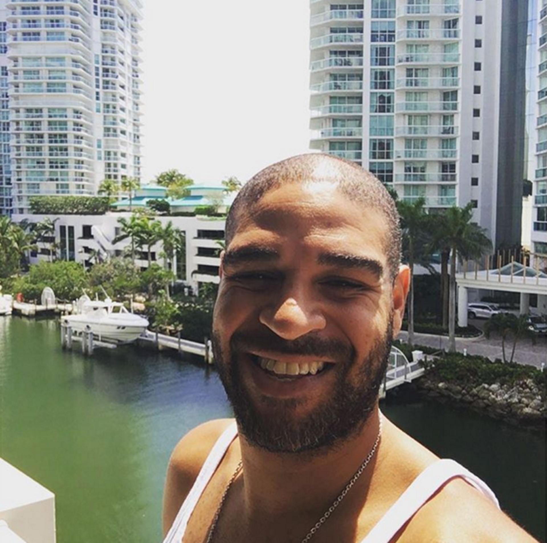 Adriano mostra detalhes do apartamento em Miami