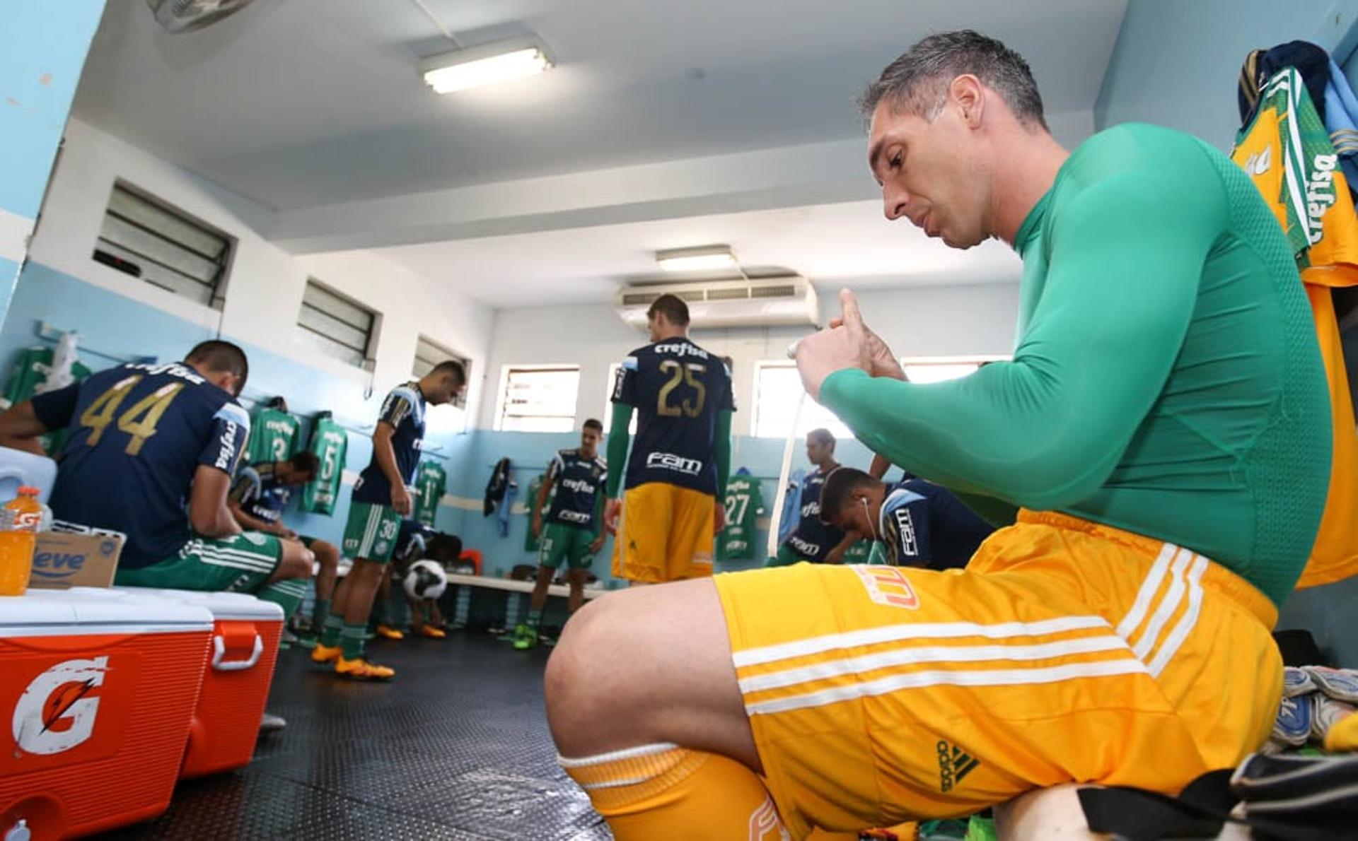 Fernando Prass no vestiário do Prudentão antes do vexame (FOTO: Cesar Greco/Palmeiras)