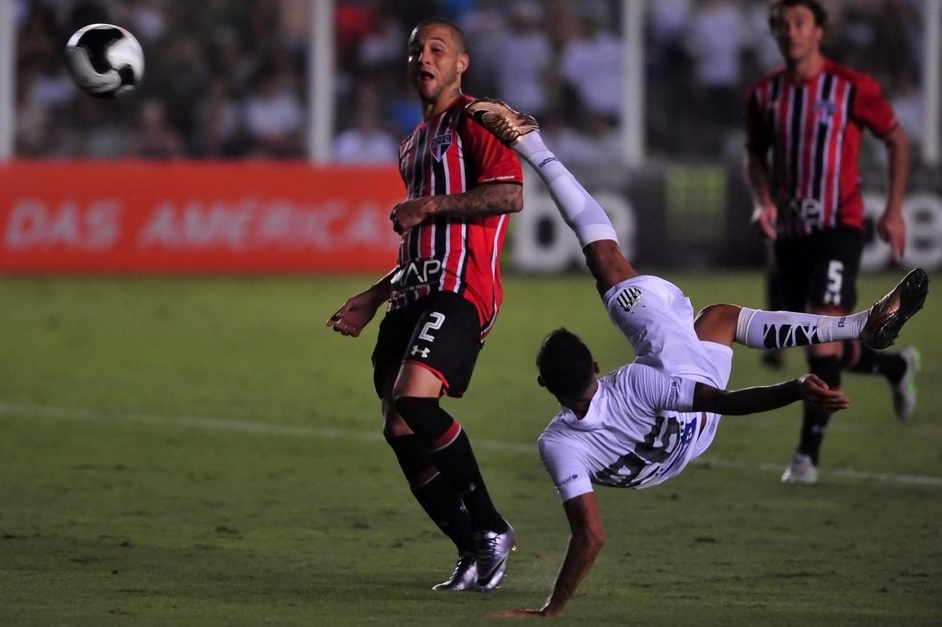 Paulinho, atacante do Santos