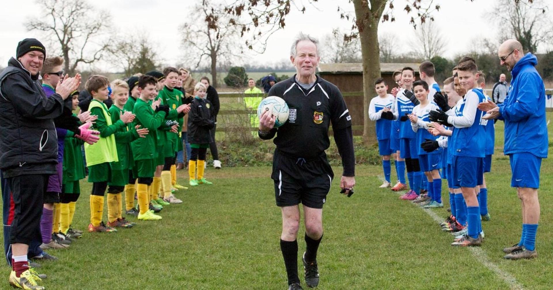 Roy McCahill, ex-árbitro inglês que expulsou Pelé, se despede do futebol